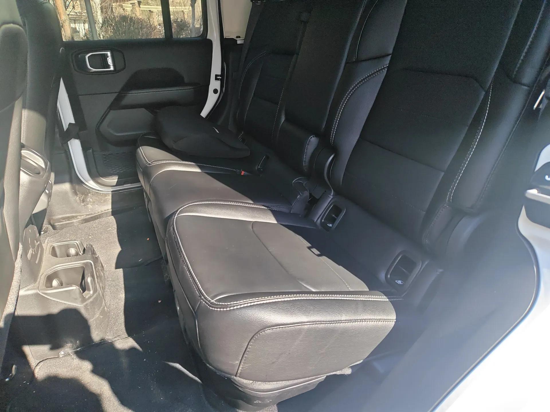 Jeep Gladiator 2024 3.6L Camping Edition — миниатюра 18