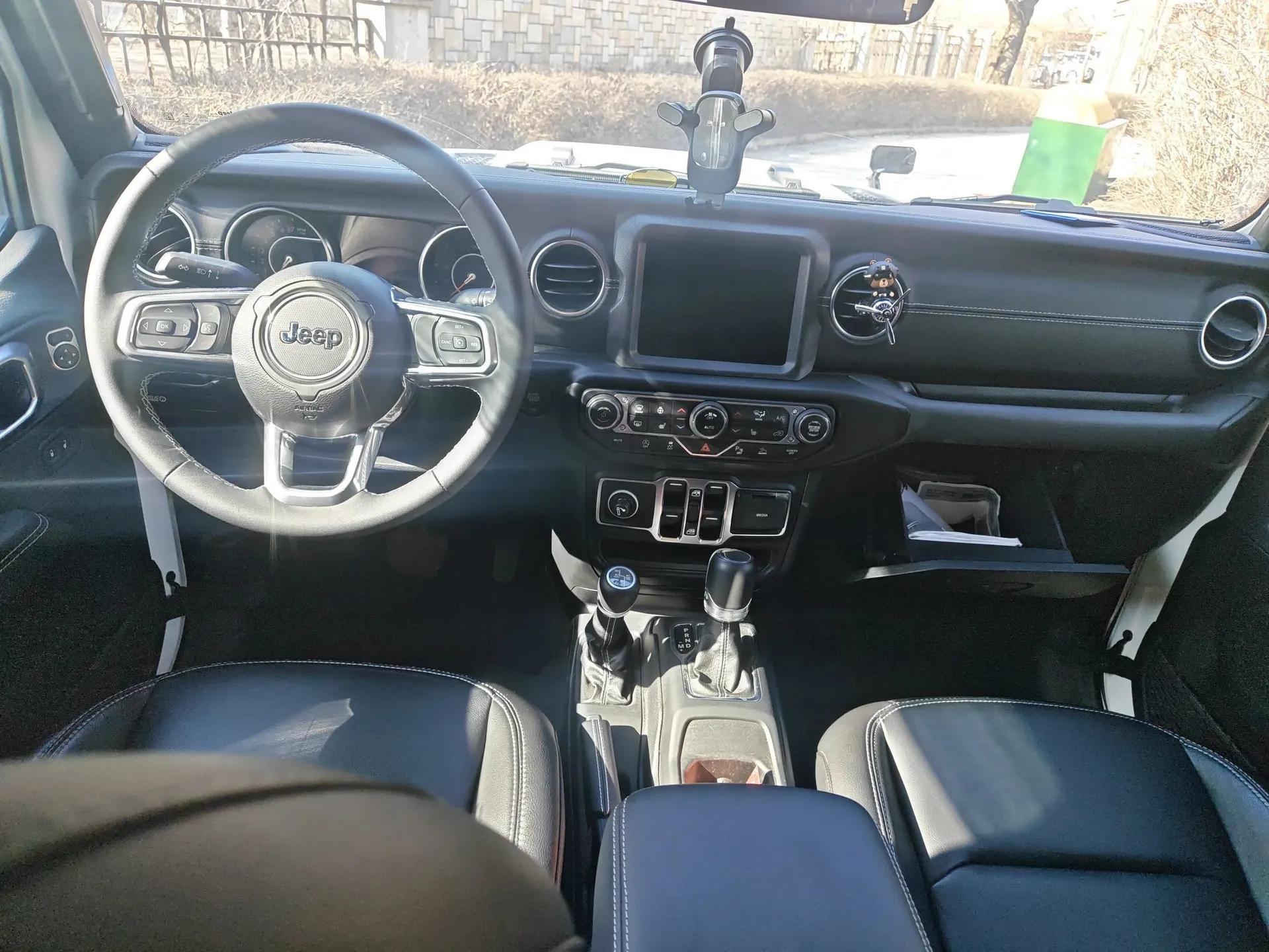 Jeep Gladiator 2024 3.6L Camping Edition — миниатюра 10