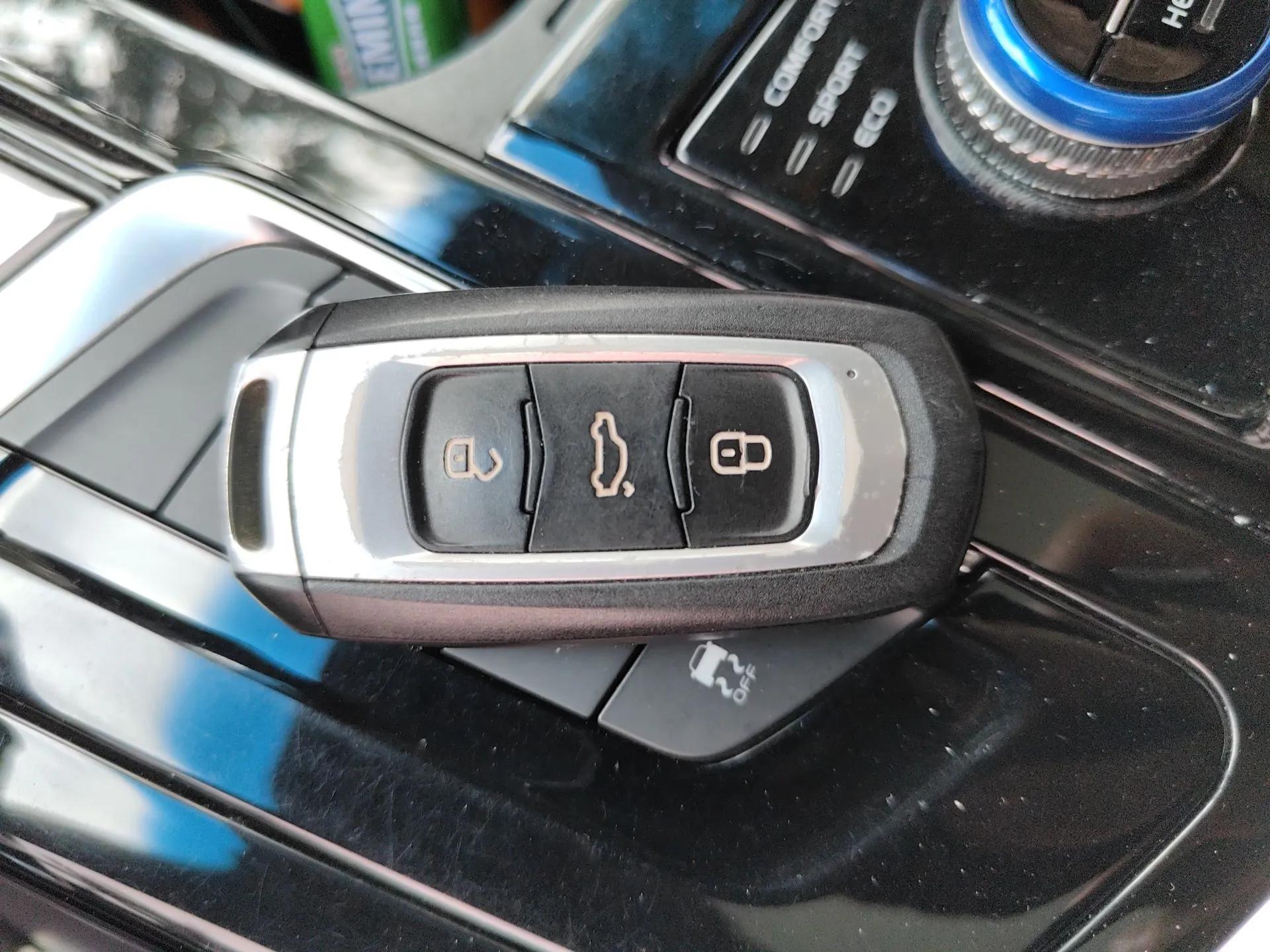 Geely Auto Emgrand GT New Energy 2018 1.5T PHEV Yao Ling Edition — миниатюра 9