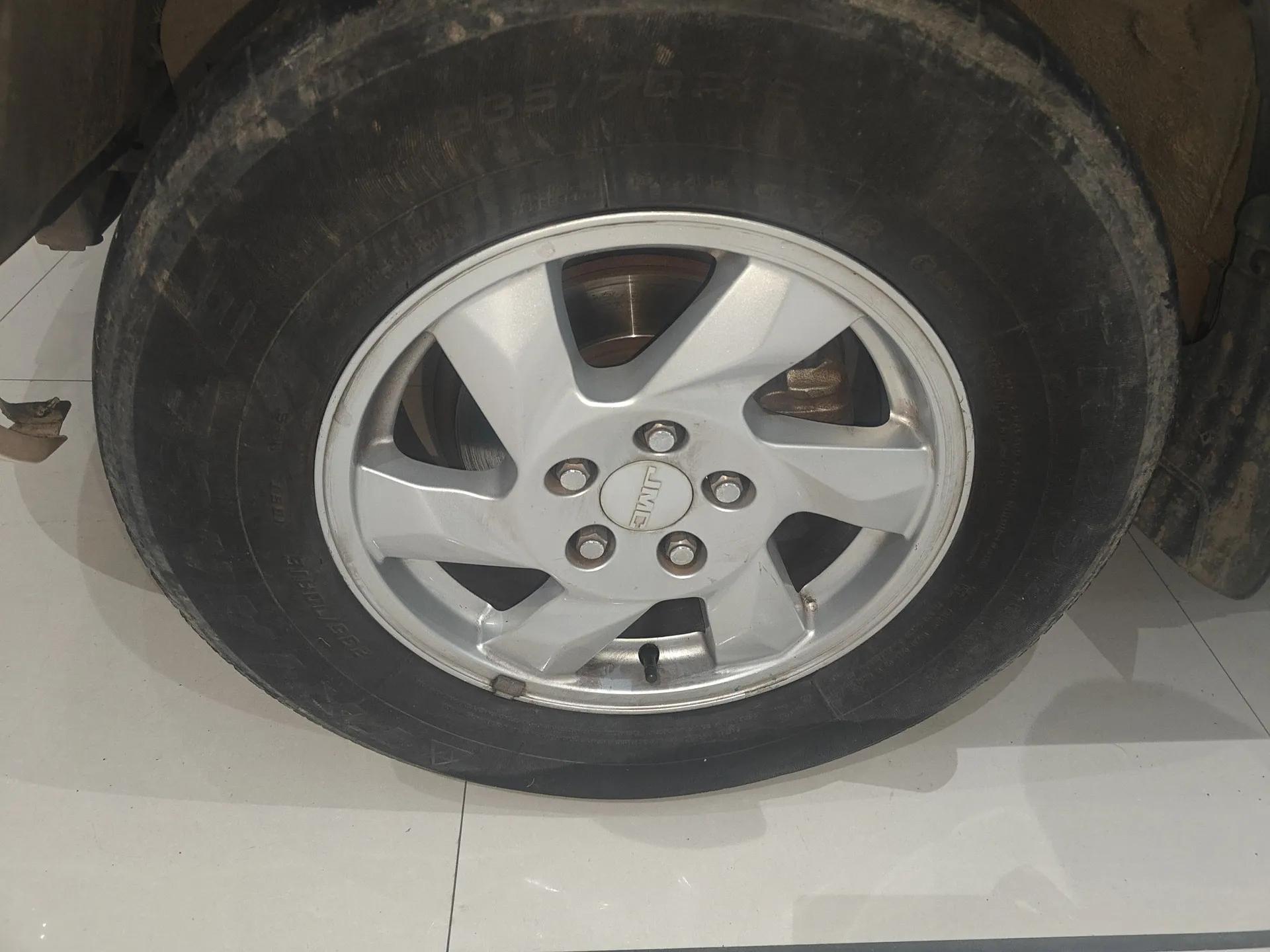 JMC Yuhu 7 2016 2.4T Two-Wheel Drive Luxury Edition JX4D24 — миниатюра 9