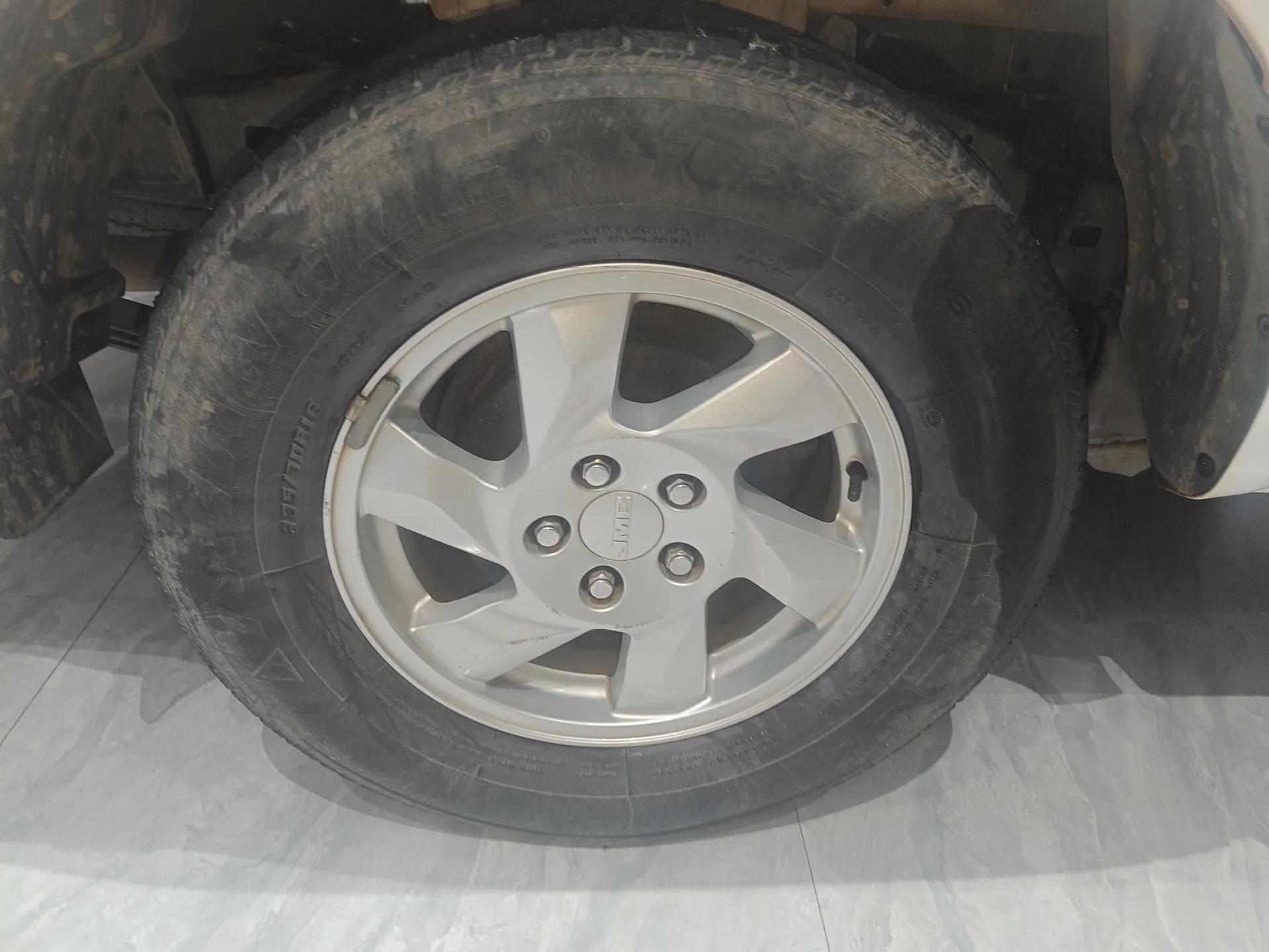 JMC Yuhu 7 2016 2.4T Two-Wheel Drive Luxury Edition JX4D24 — миниатюра 10