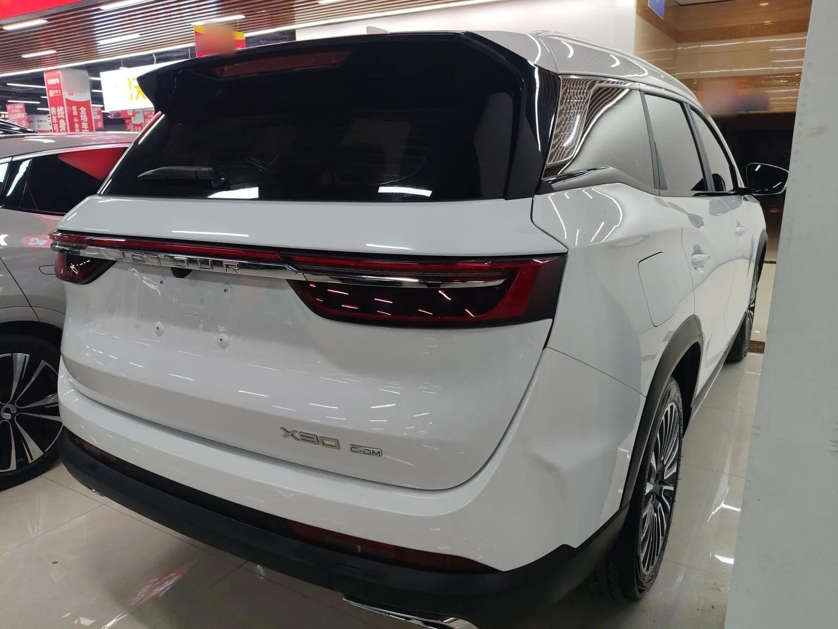 JETOUR X90 C-DM 2025 Luxury Edition 7-Seater — миниатюра 6