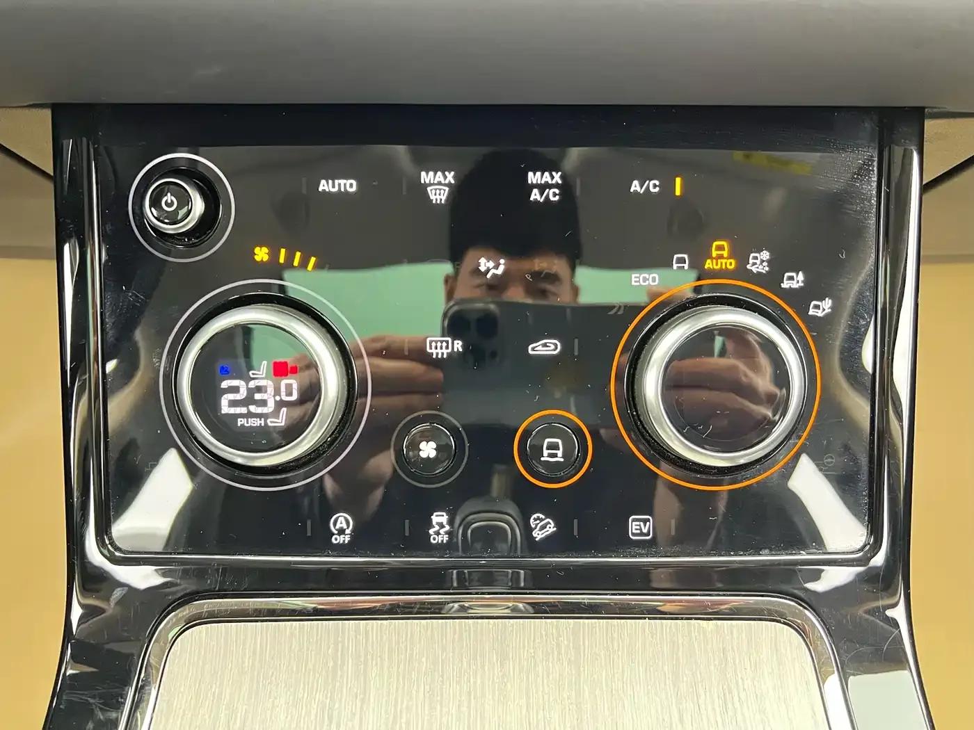 Range Rover Evoque Hybrid 2022 Model P300e Plug-in Electric Hybrid — миниатюра 14