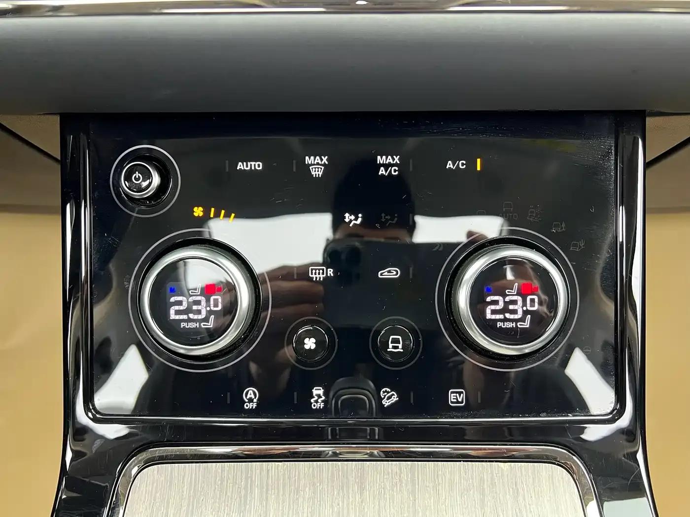 Range Rover Evoque Hybrid 2022 Model P300e Plug-in Electric Hybrid — миниатюра 15