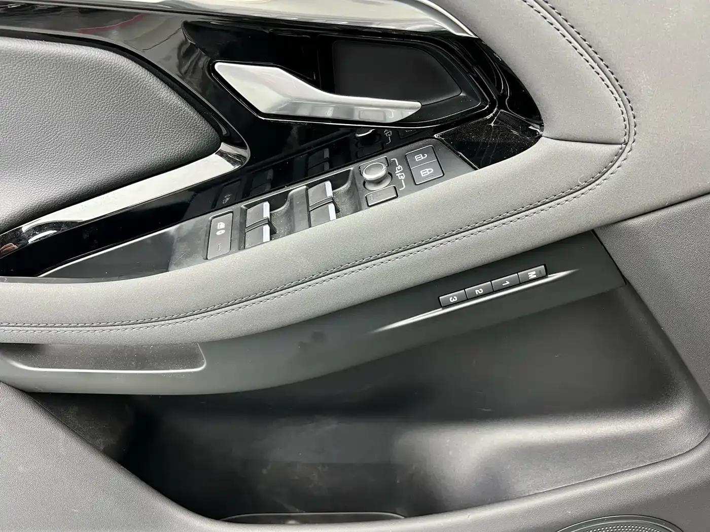 Range Rover Evoque Hybrid 2022 Model P300e Plug-in Electric Hybrid — миниатюра 3