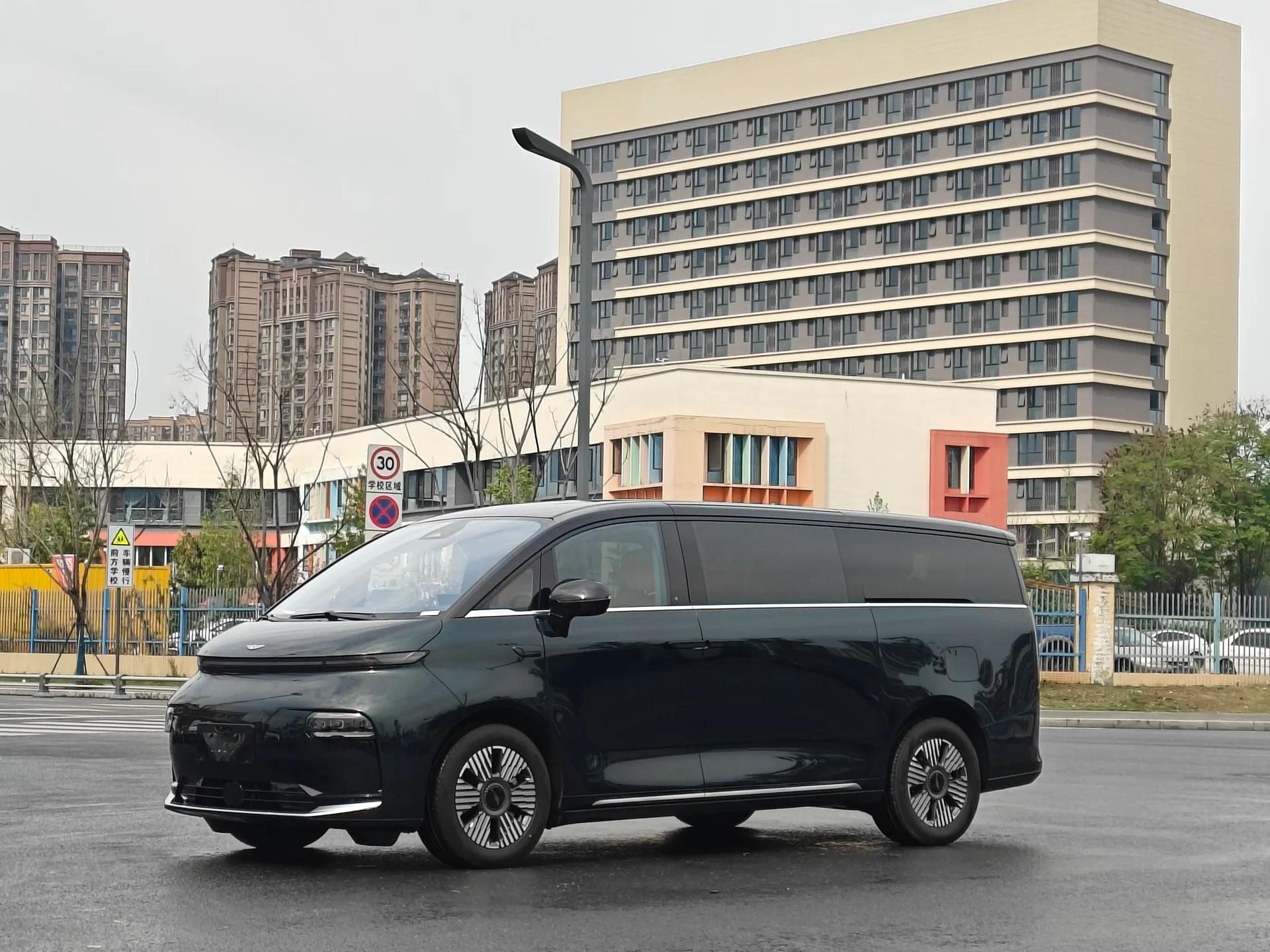 Geely Galaxy LEVC L380 2024 140-Degree 6-Seater All-Wheel-Drive Ultra — миниатюра 1