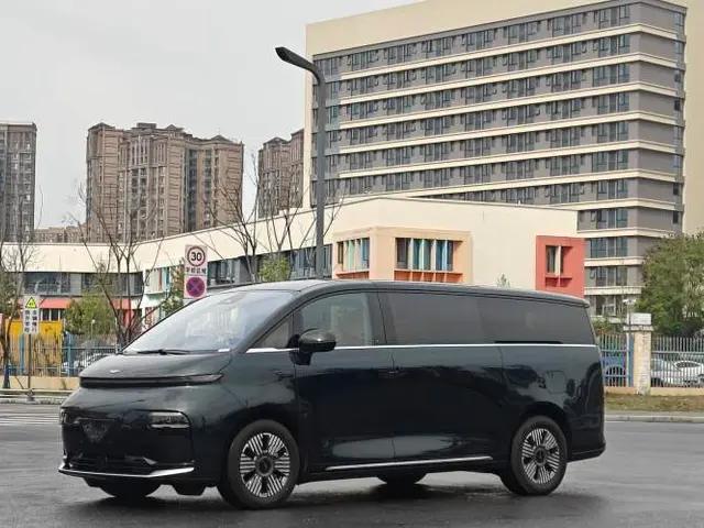 Geely Galaxy LEVC L380 2024 140-Degree 6-Seater All-Wheel-Drive Ultra