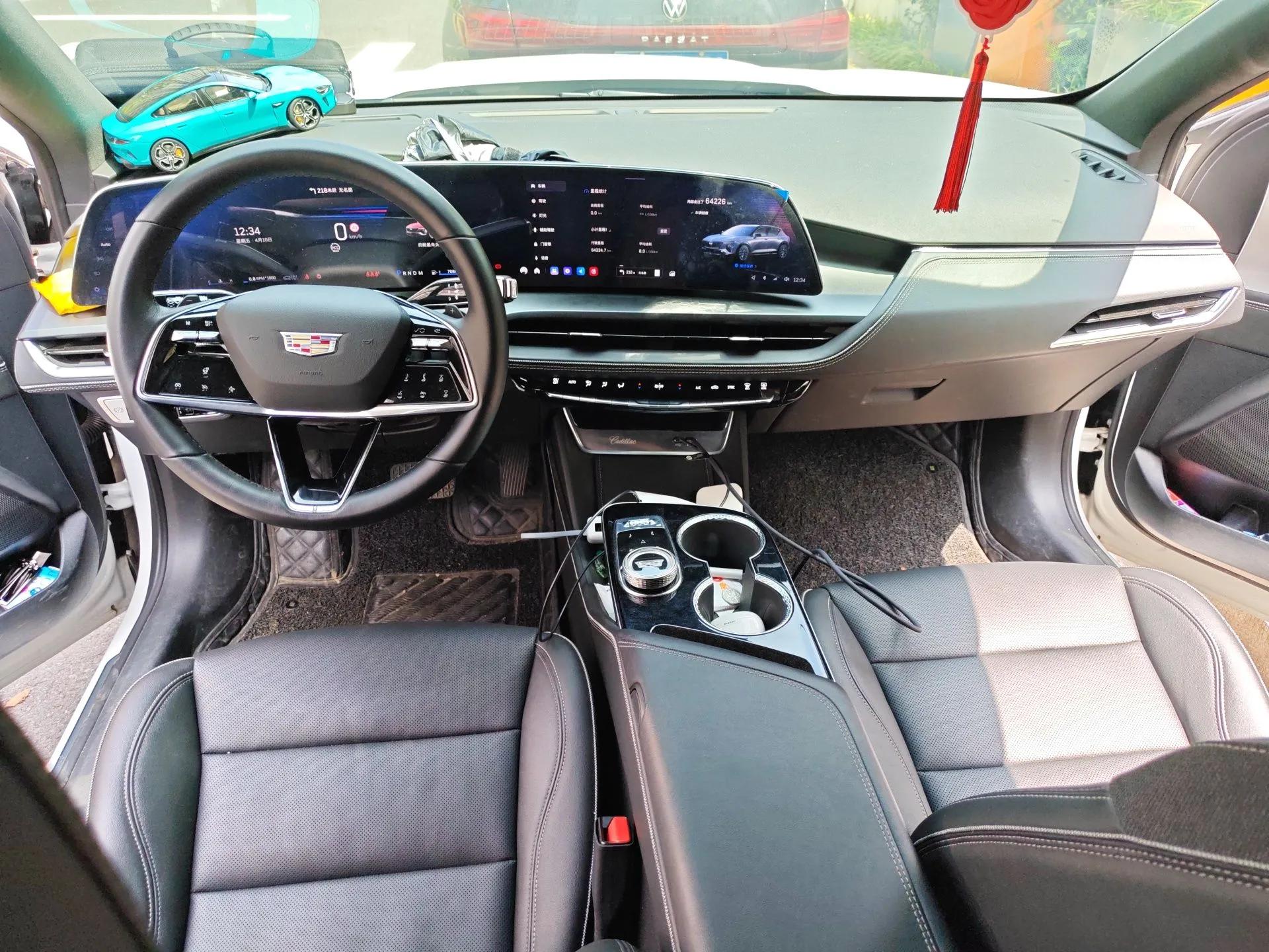 Cadillac GT4 2023 25T Luxury Model — миниатюра 10