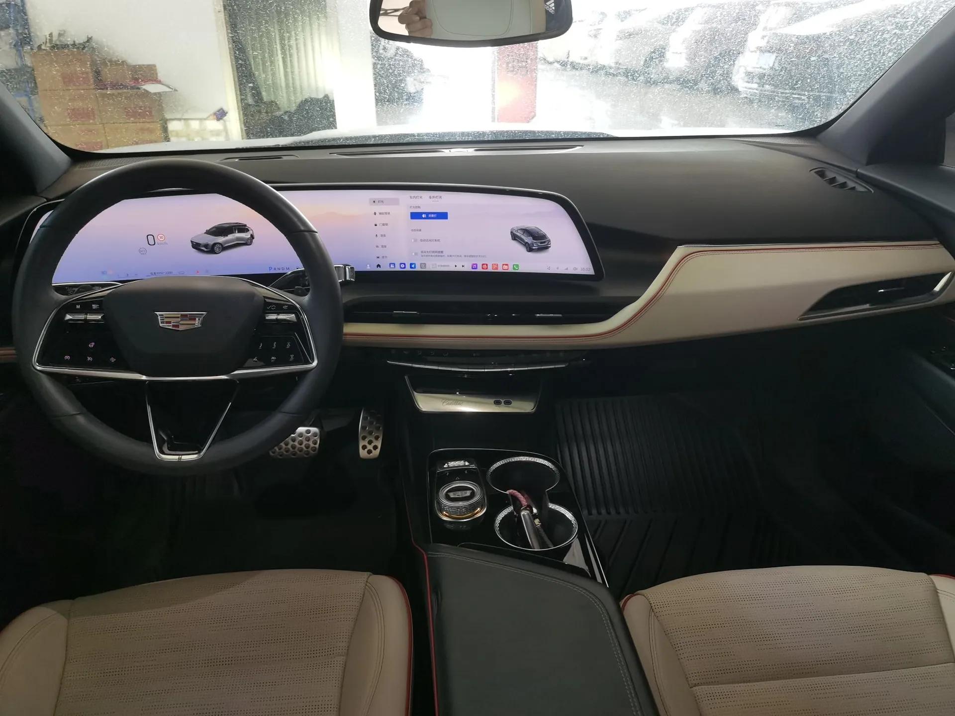 Cadillac GT4 2023 25T Luxury Model — миниатюра 12