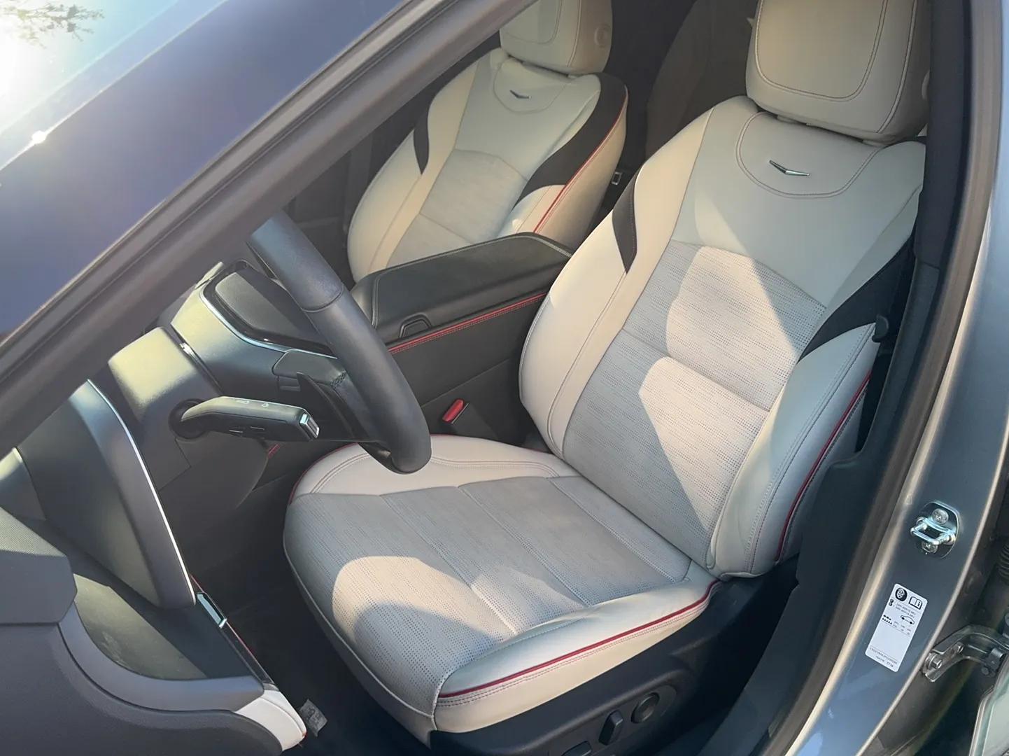 Cadillac GT4 2023 25T Luxury Model — миниатюра 17