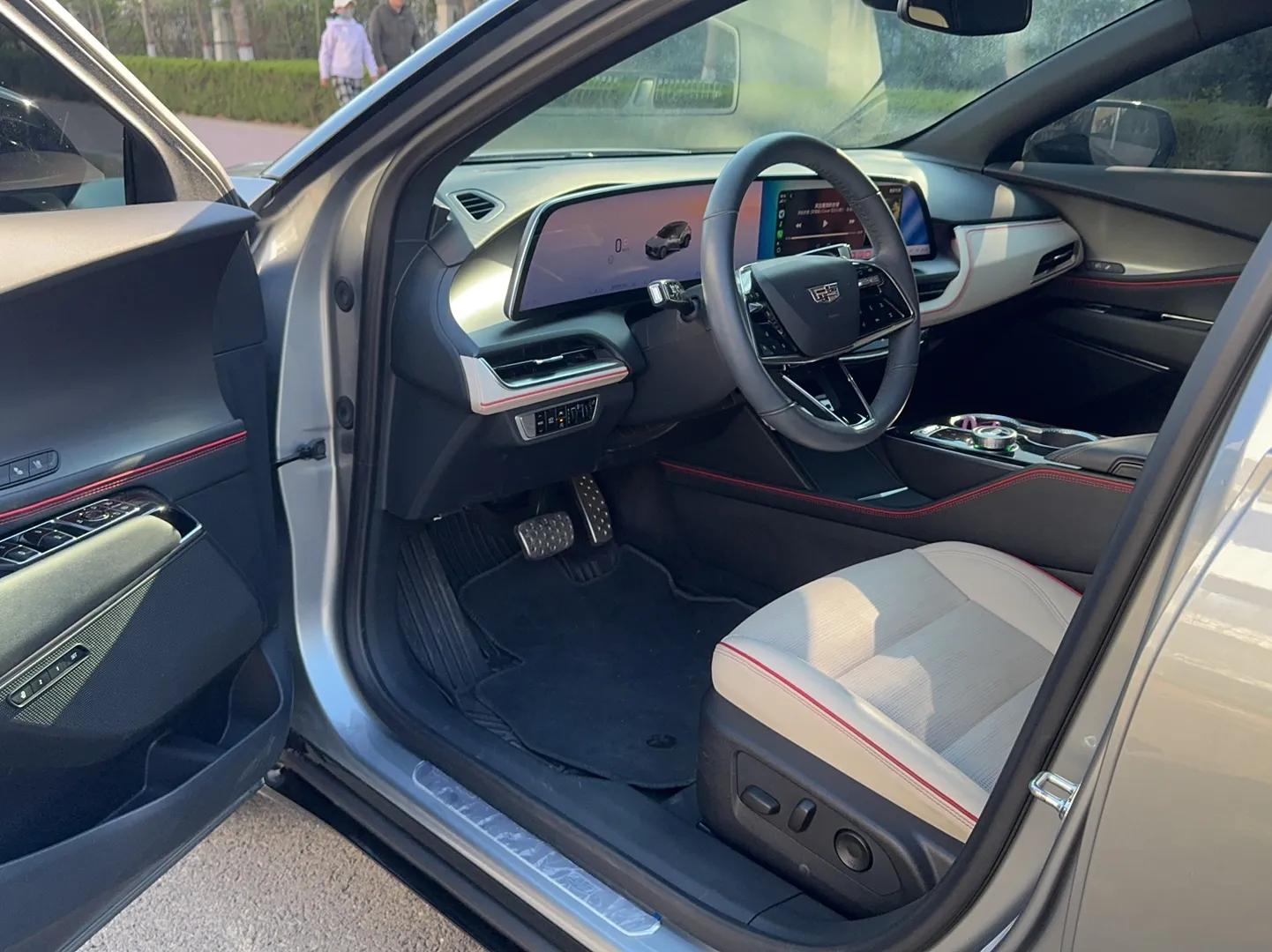 Cadillac GT4 2023 25T Luxury Model — миниатюра 18