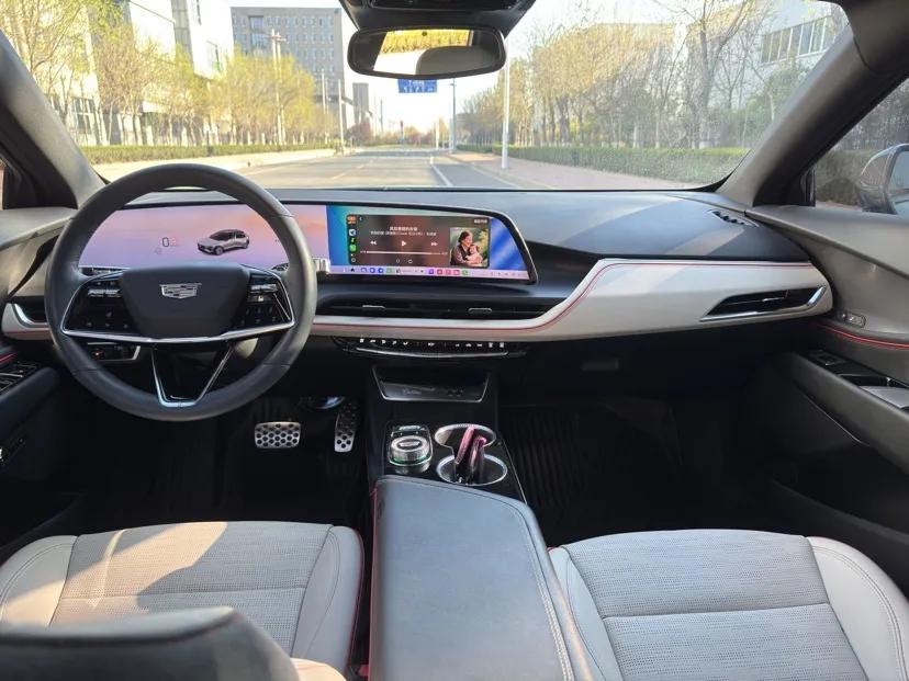 Cadillac GT4 2023 25T Luxury Model — миниатюра 22