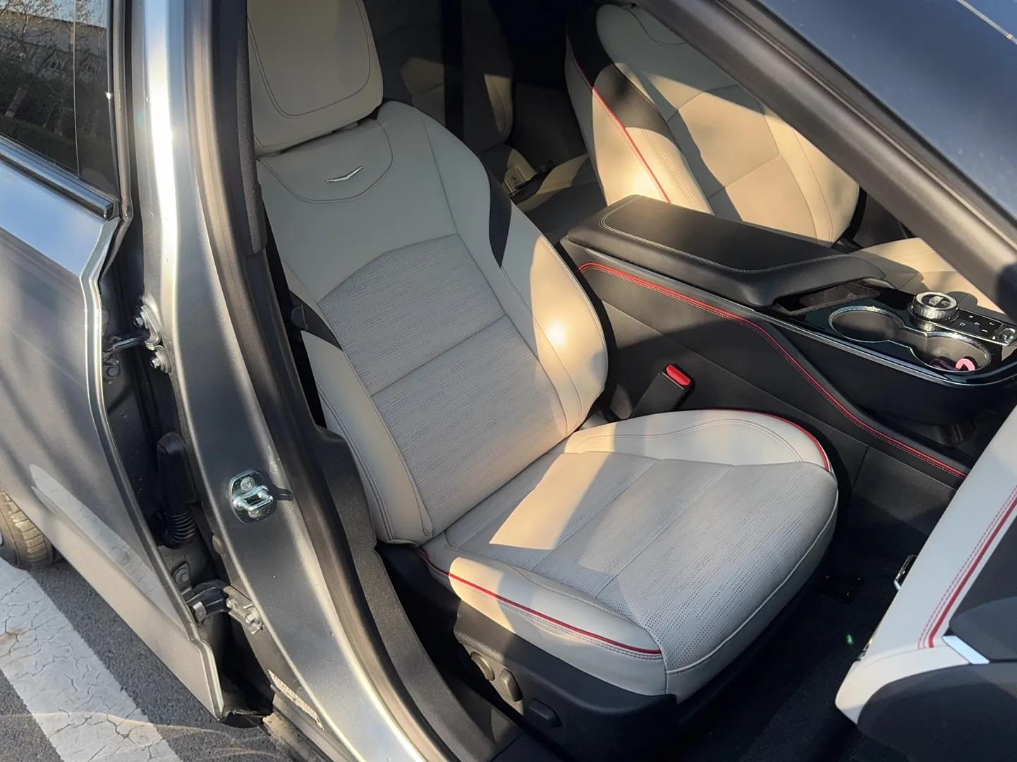 Cadillac GT4 2023 25T Luxury Model — миниатюра 23