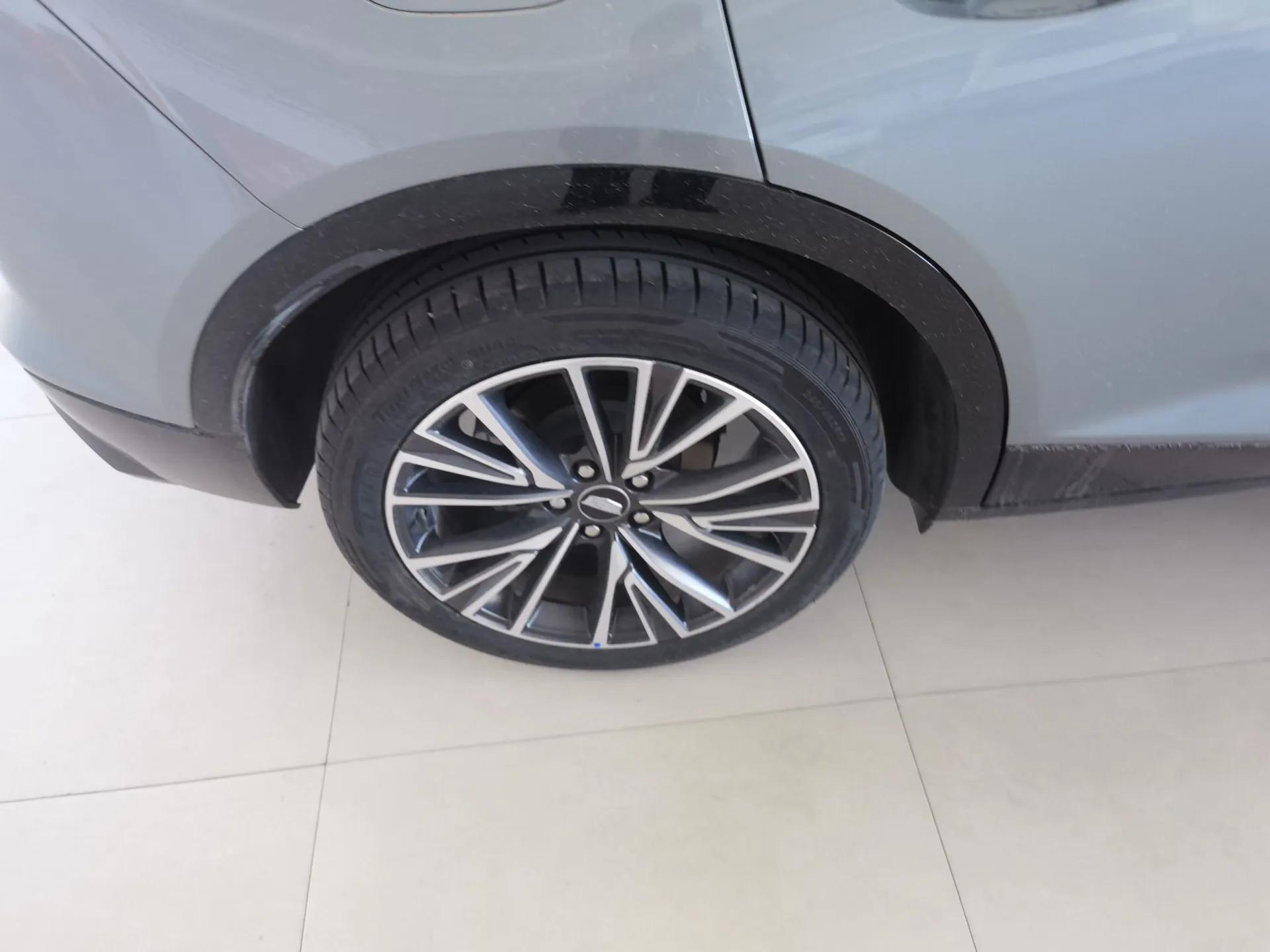 Cadillac GT4 2023 25T Luxury Model — миниатюра 10