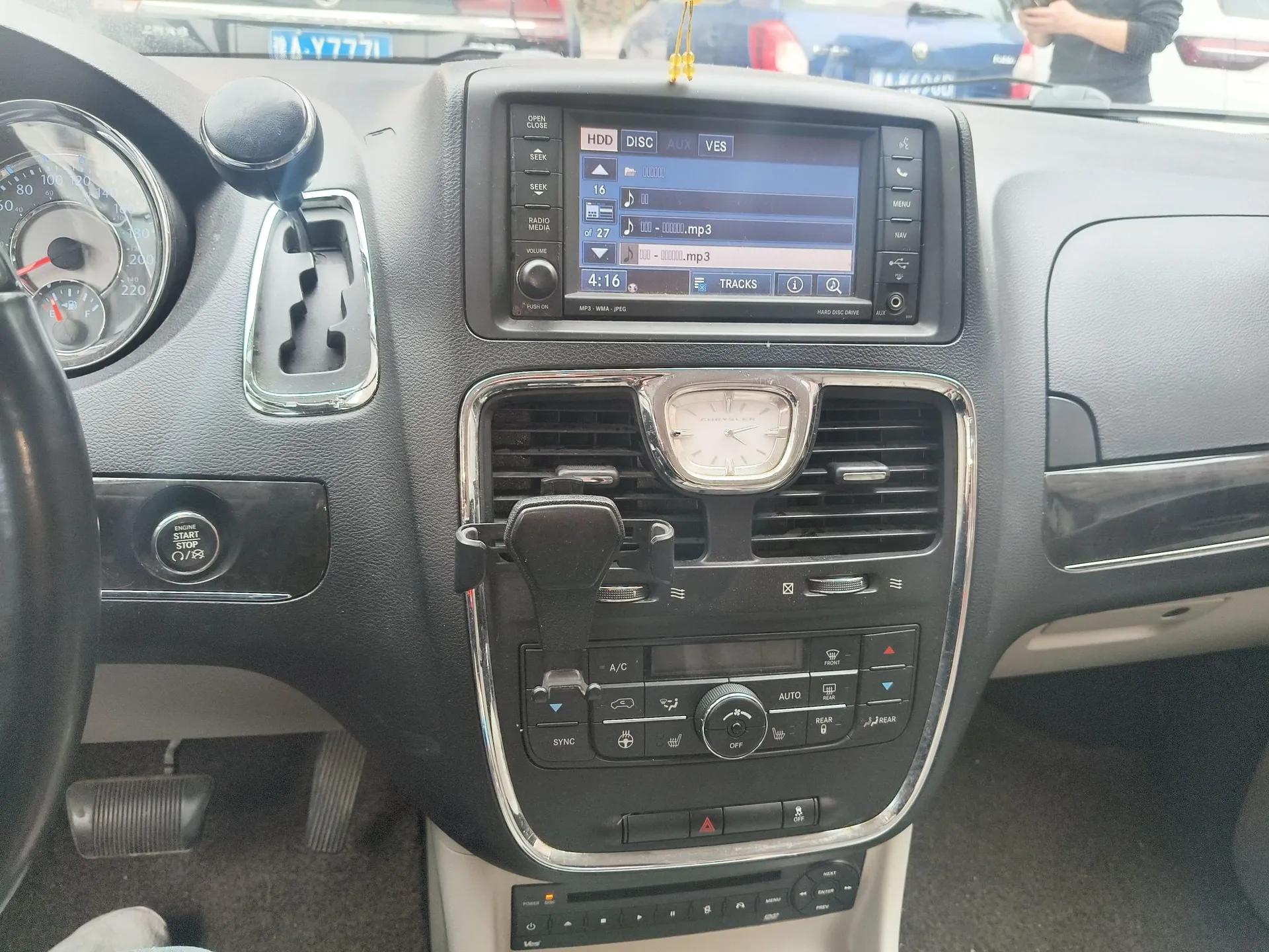 Chrysler Grand Voyager 2013 3.6L Luxury Edition — миниатюра 14
