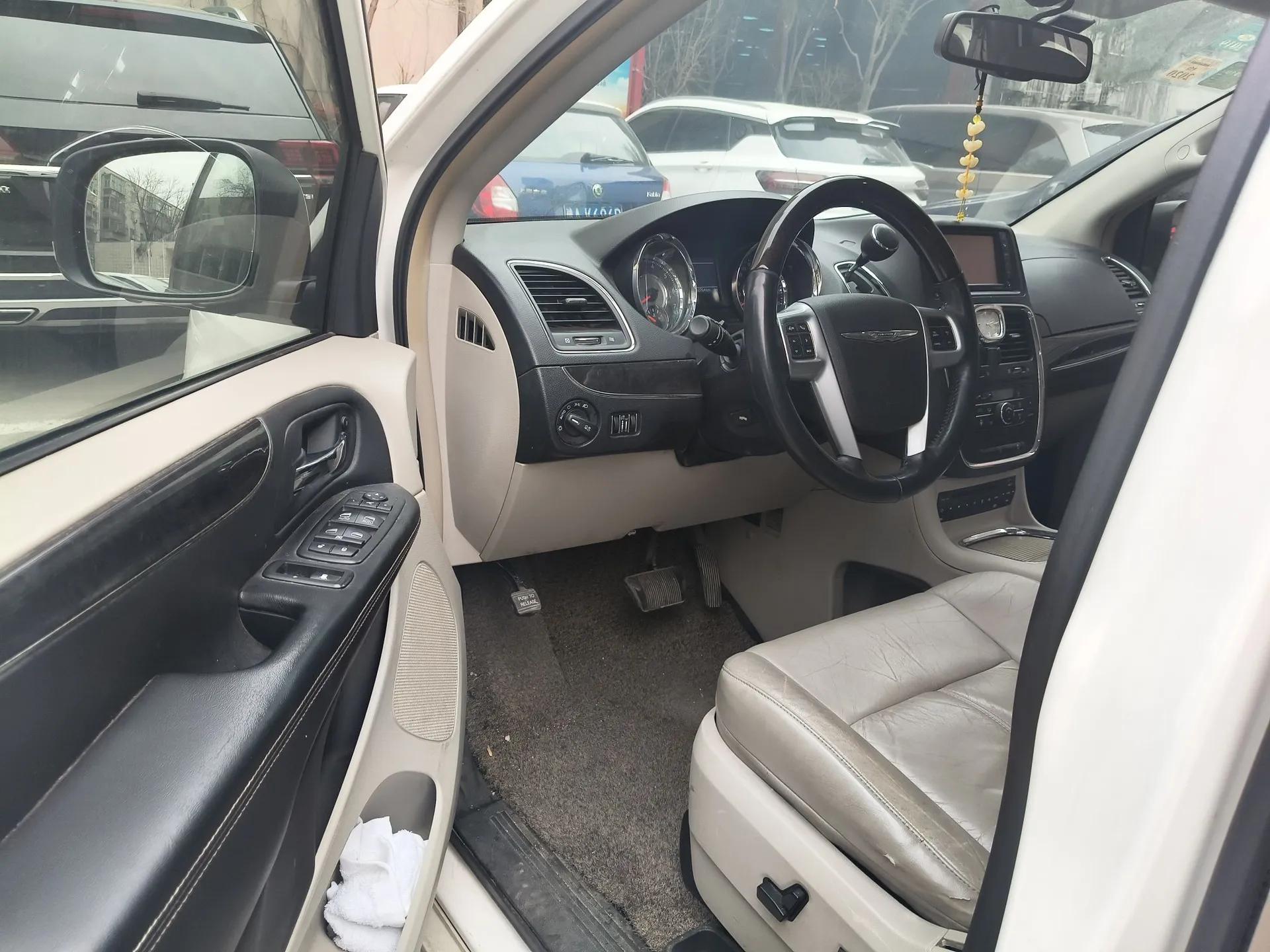 Chrysler Grand Voyager 2013 3.6L Luxury Edition — миниатюра 17