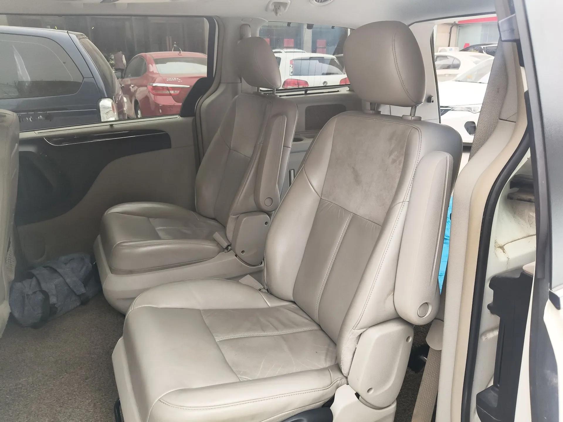 Chrysler Grand Voyager 2013 3.6L Luxury Edition — миниатюра 18