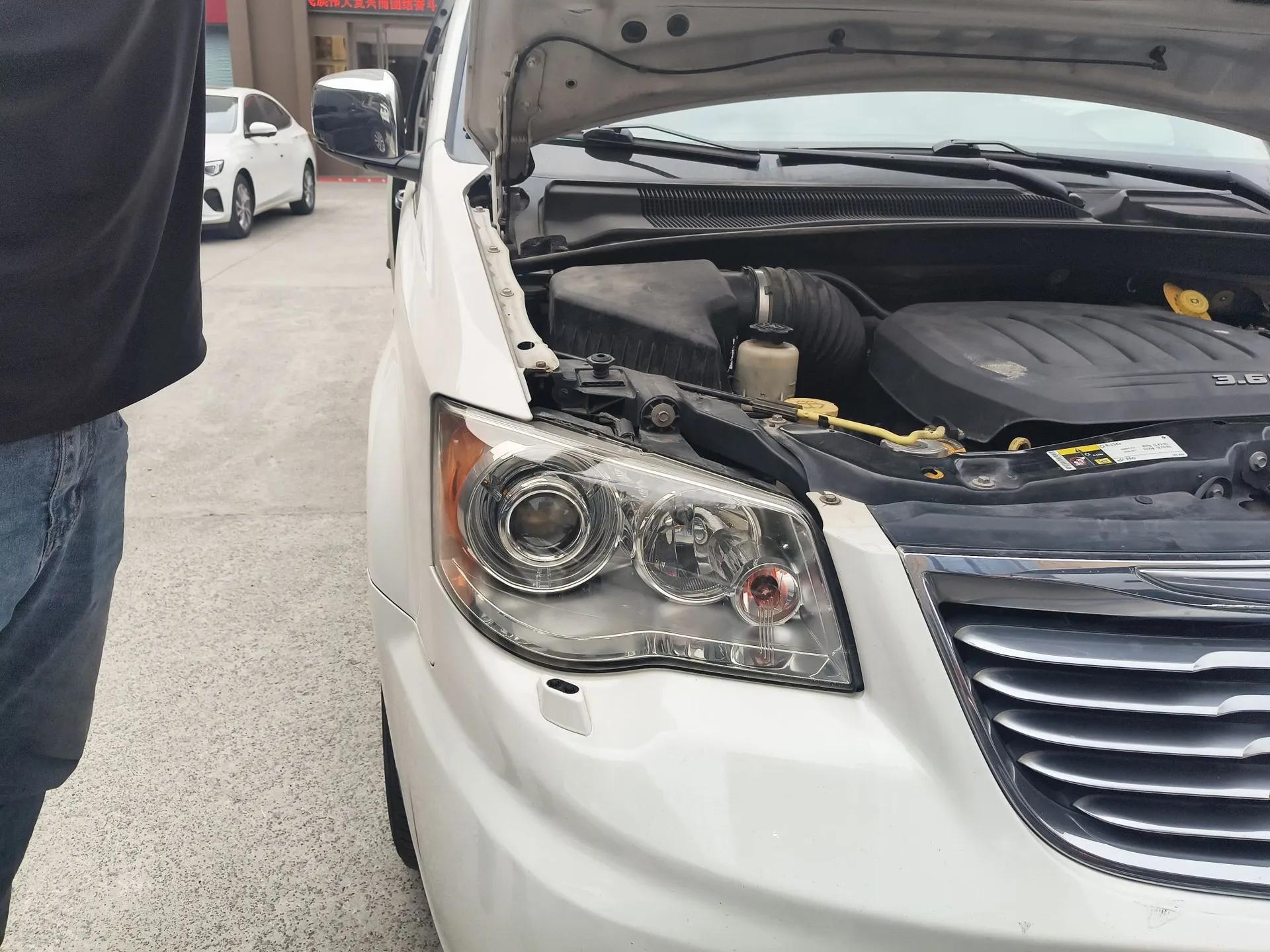 Chrysler Grand Voyager 2013 3.6L Luxury Edition — миниатюра 7
