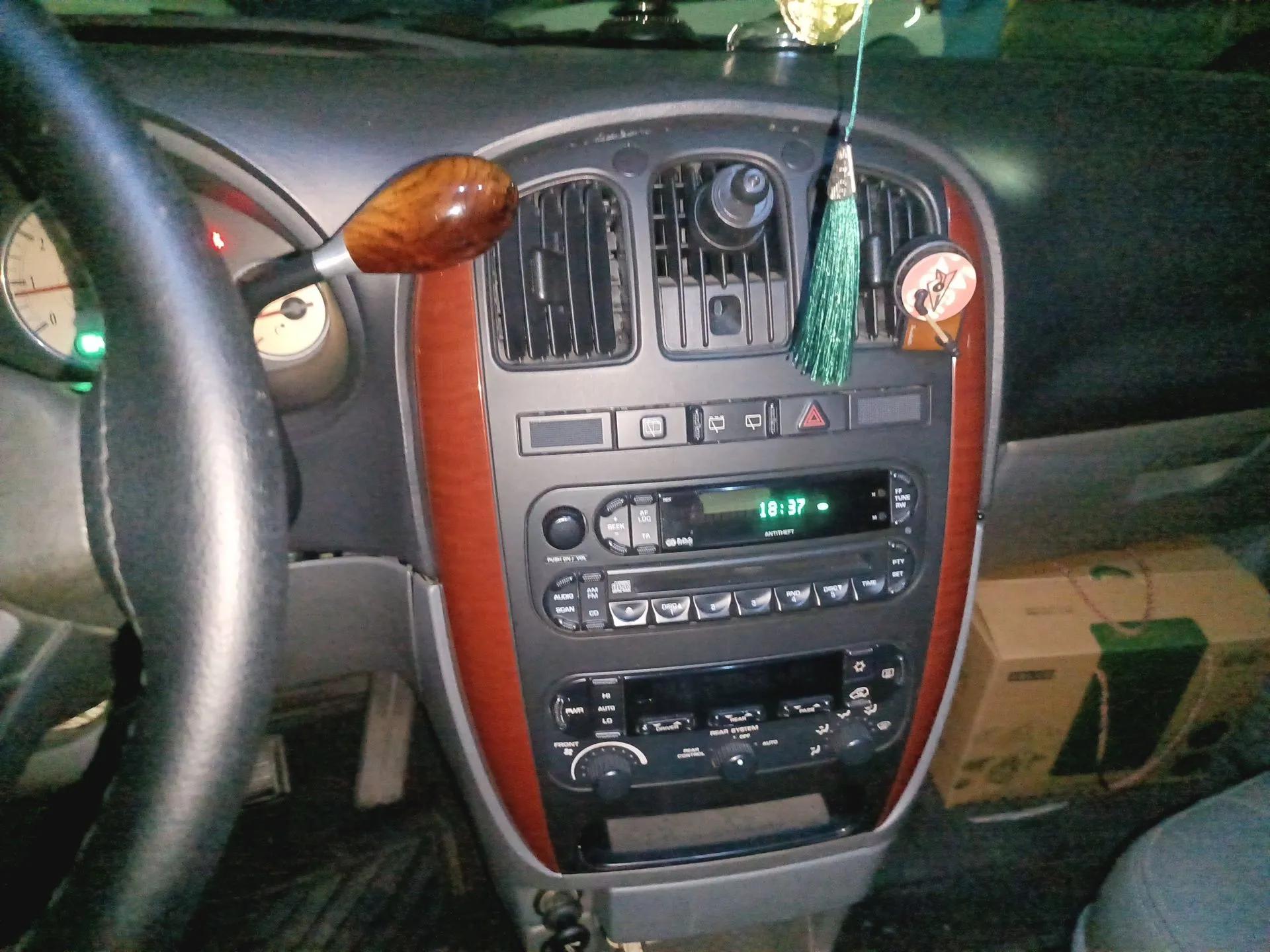 Chrysler Grand Voyager  — миниатюра 14