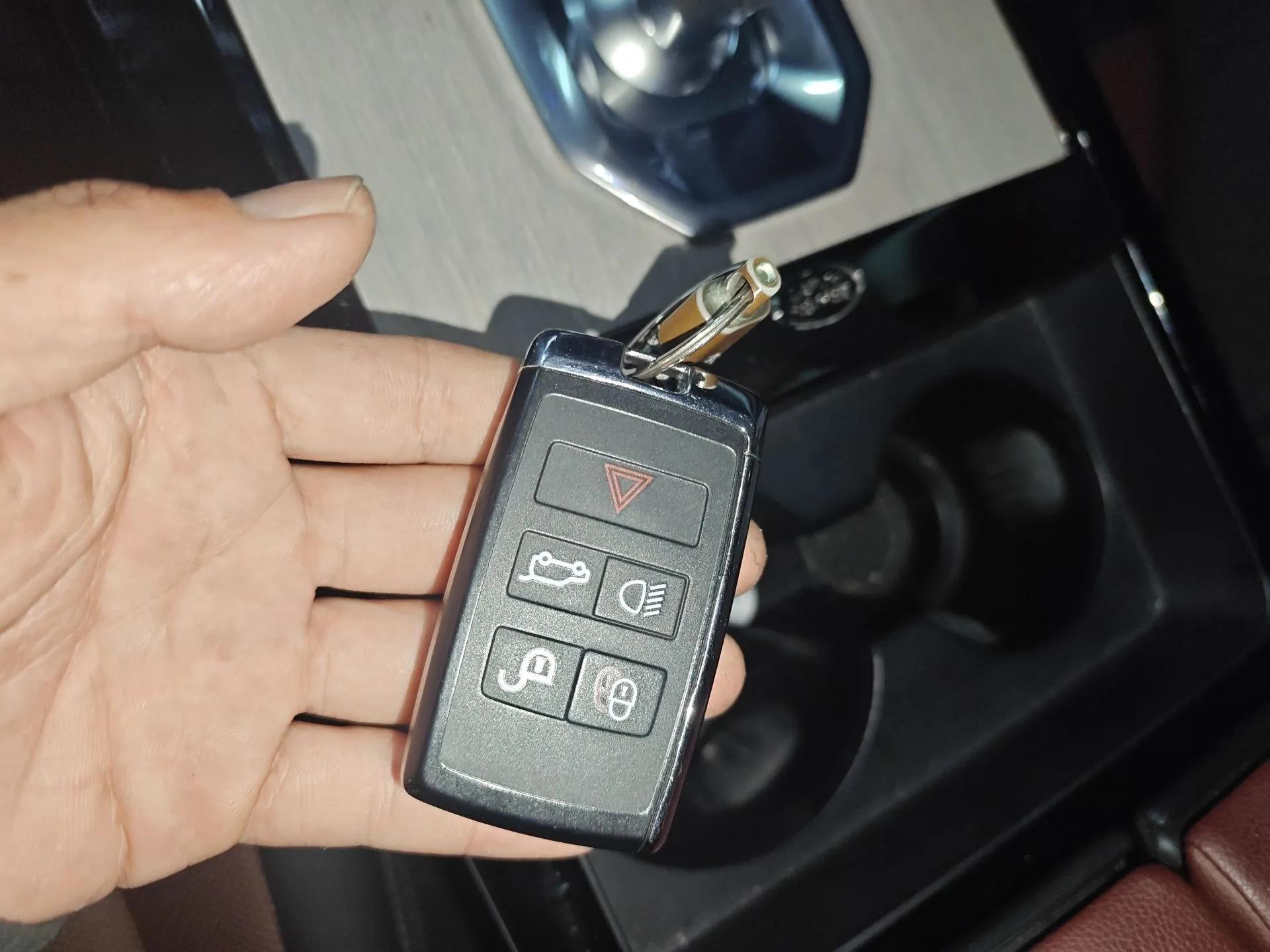Land Rover Range Evoque New Energy 2023 Aurora L P300e Plug-in Hybrid Electric Version — миниатюра 9
