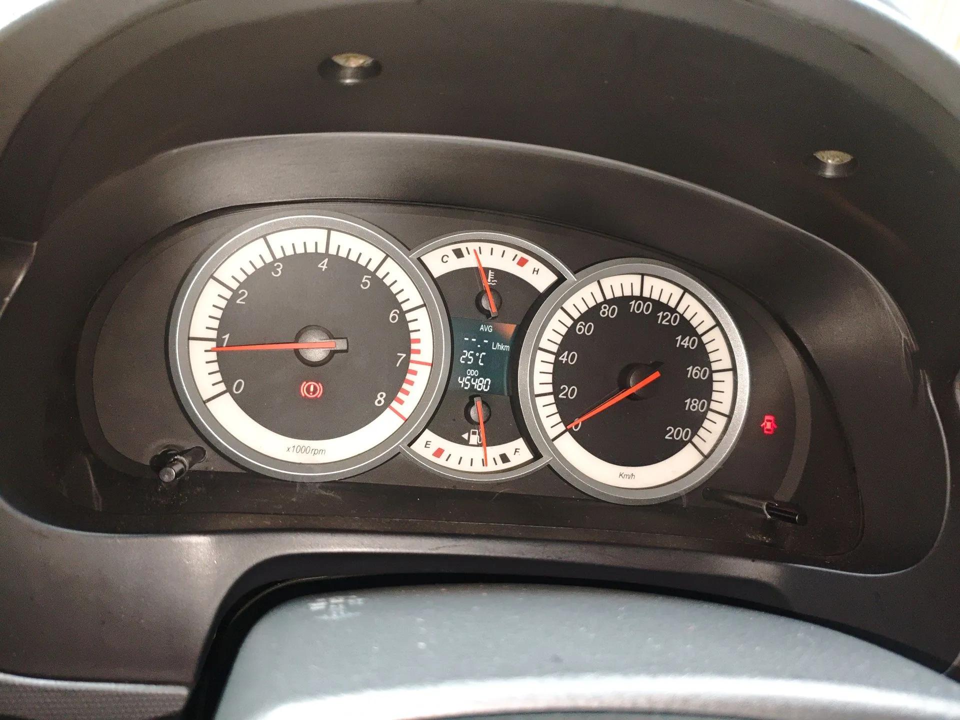Suzuki Liana 2012 Hatchback 1.4 VVT Manual Luxury Model — миниатюра 12