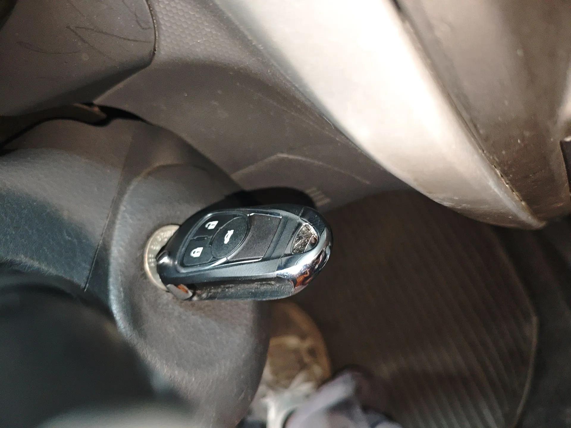 Suzuki Liana 2012 Hatchback 1.4 VVT Manual Luxury Model — миниатюра 9