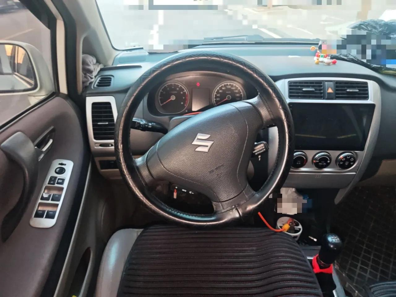 Suzuki Liana 2013 Hatchback 1.4L Manual Luxury Model — миниатюра 11