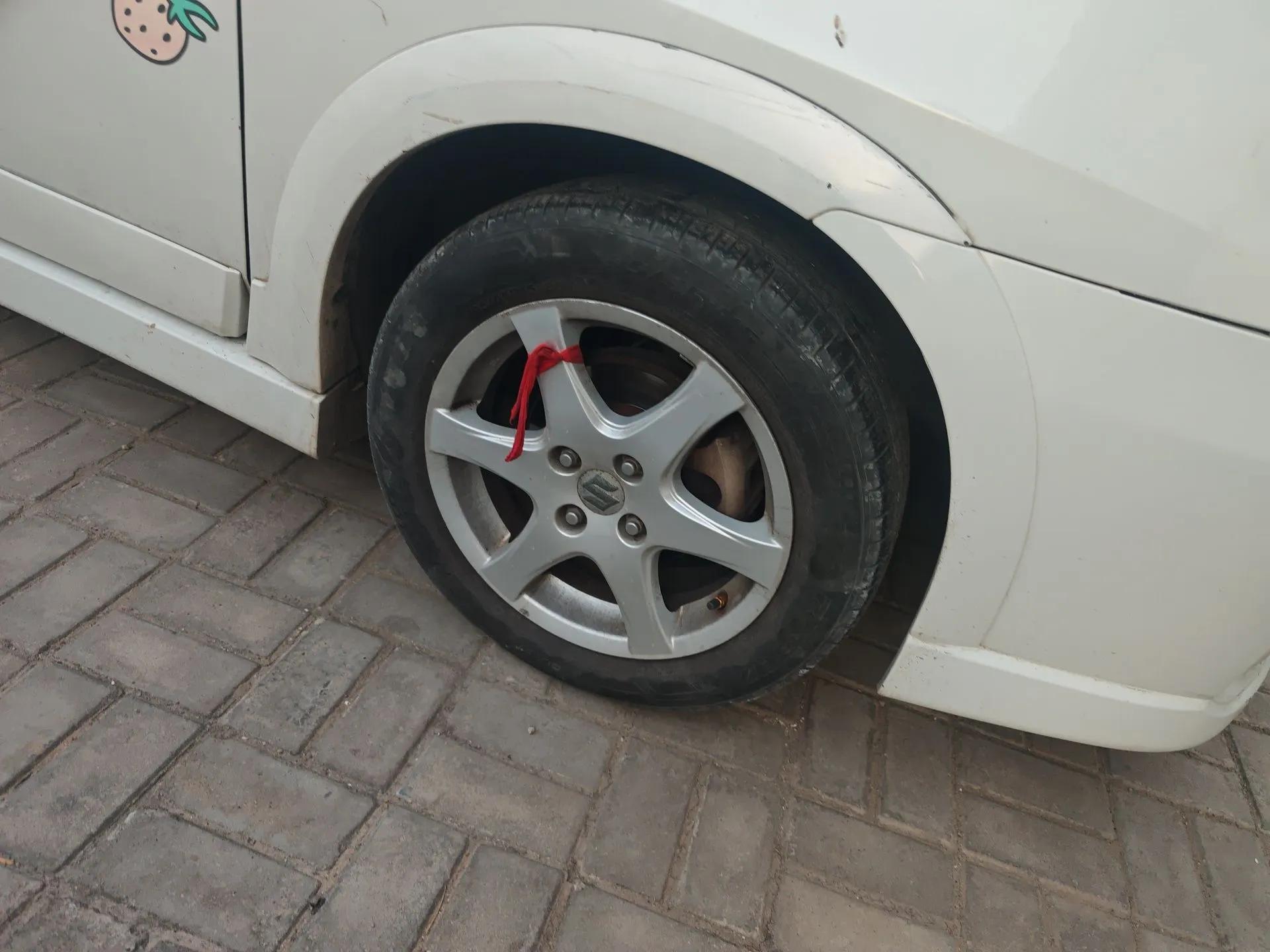 Suzuki Liana 2013 Hatchback 1.4L Manual Luxury Model — миниатюра 8