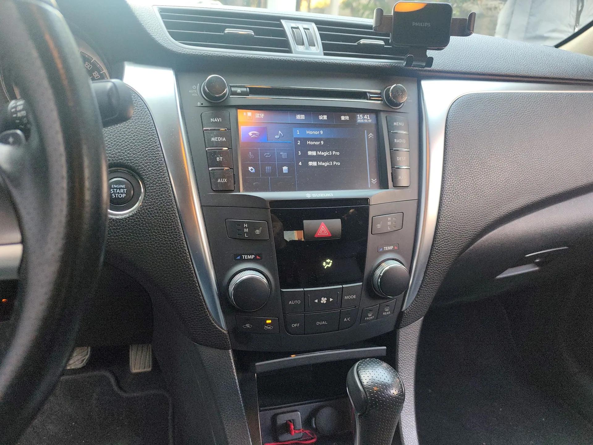 Suzuki Kizashi 2011 2.4L Two-Wheel Drive Luxury Navigation Edition — миниатюра 12