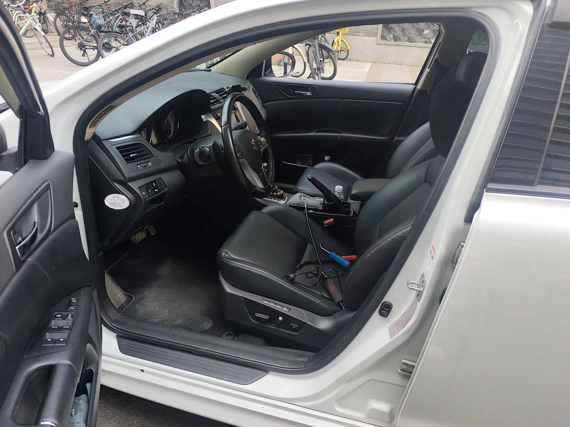 Suzuki Kizashi 2011 2.4L Two-Wheel Drive Luxury Navigation Edition — миниатюра 14