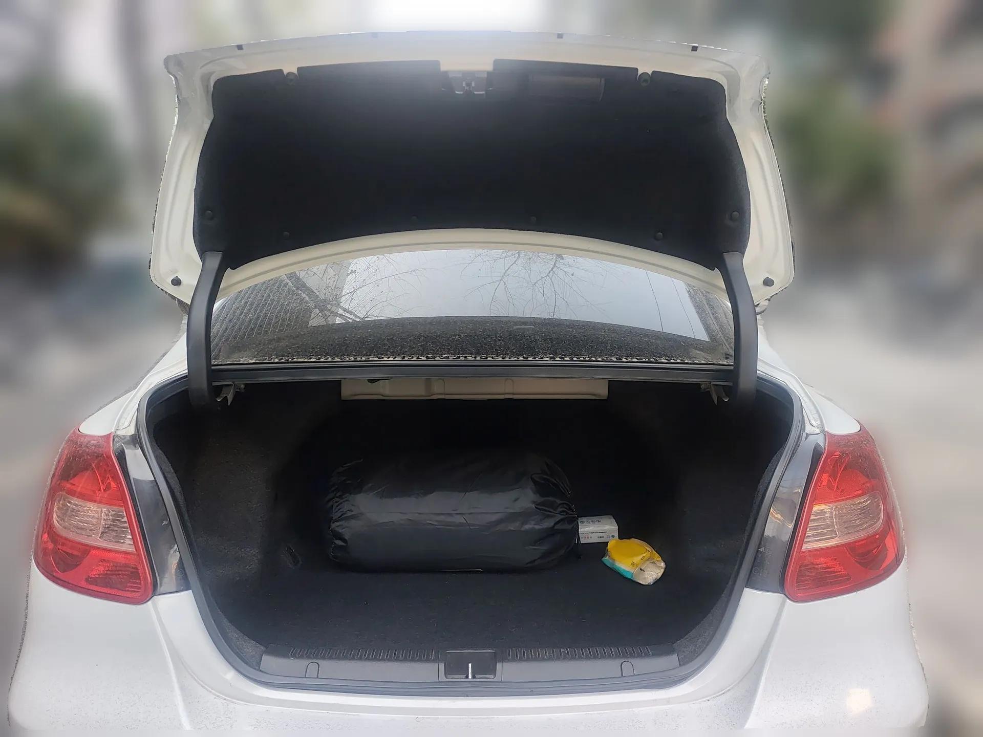 Suzuki Kizashi 2011 2.4L Two-Wheel Drive Luxury Navigation Edition — миниатюра 16