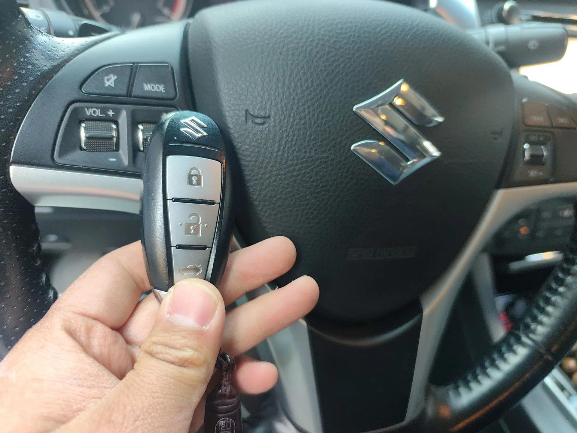 Suzuki Kizashi 2011 2.4L Two-Wheel Drive Luxury Navigation Edition — миниатюра 17