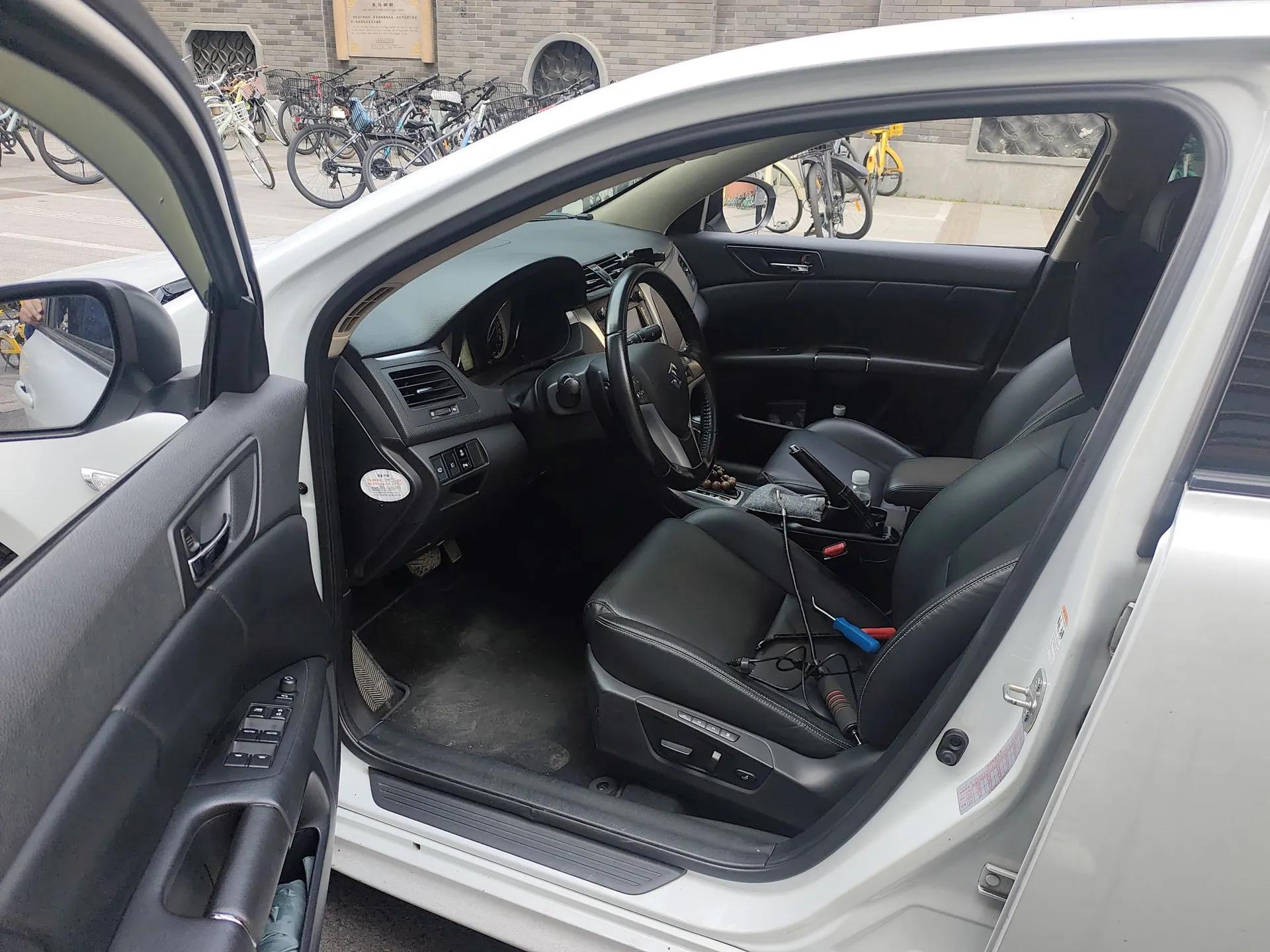 Suzuki Kizashi 2011 2.4L Two-Wheel Drive Luxury Navigation Edition — миниатюра 19