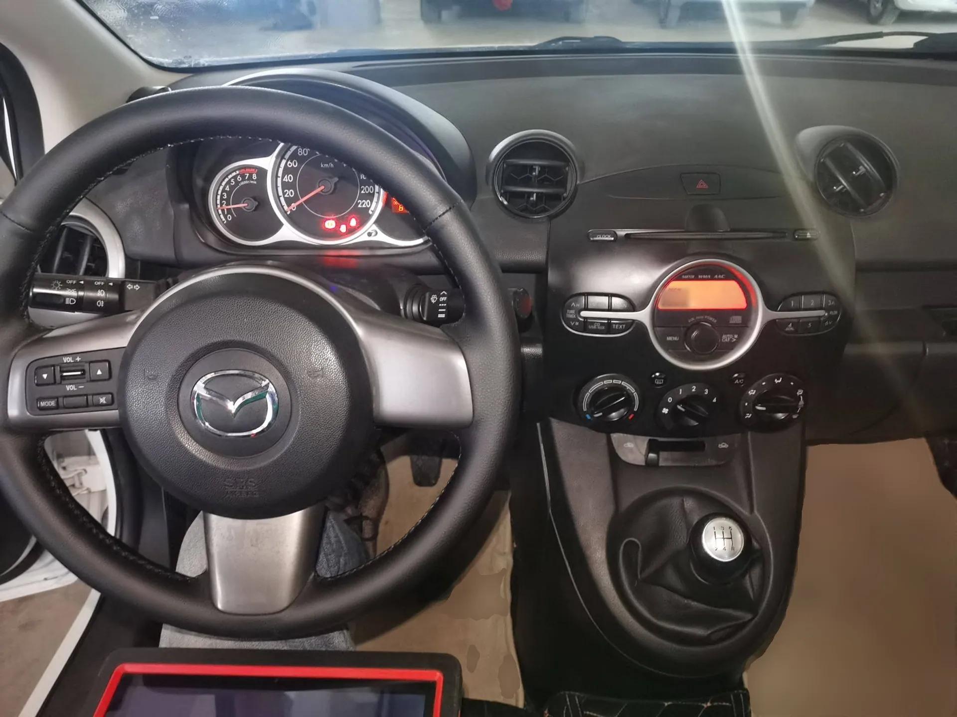 Mazda 2 2012 Sedan XuanDong 1.5L Manual Fashion Edition — миниатюра 13