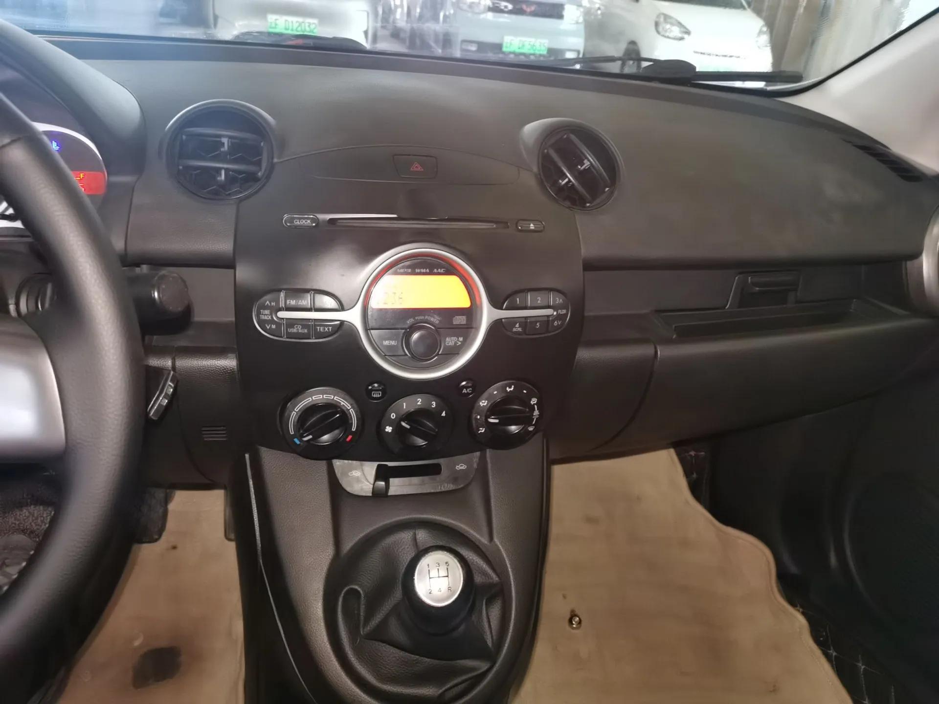 Mazda 2 2012 Sedan XuanDong 1.5L Manual Fashion Edition — миниатюра 16