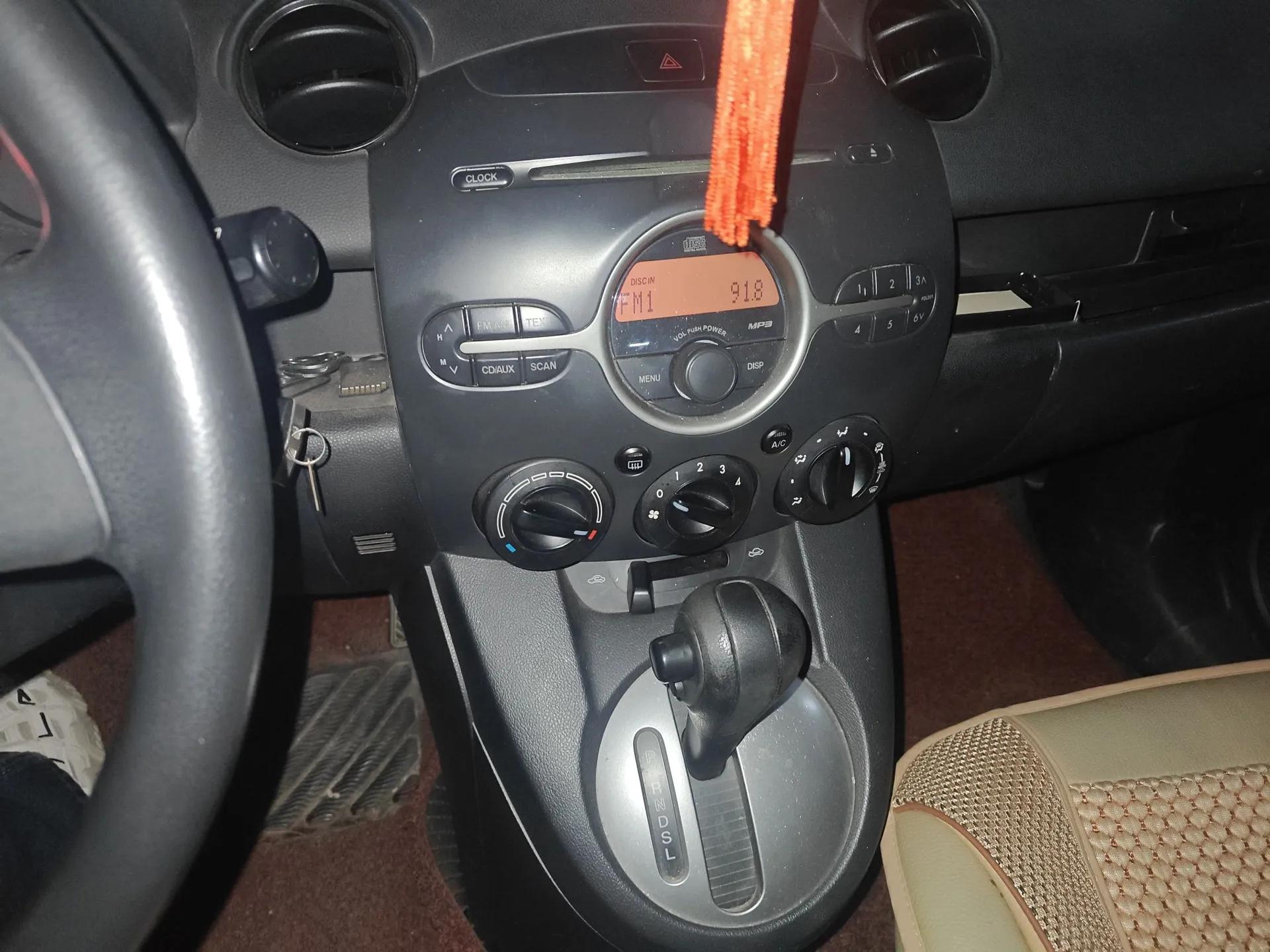 Mazda 2 2012 Hatchback Xuan Dong 1.3L Automatic Standard Edition — миниатюра 14