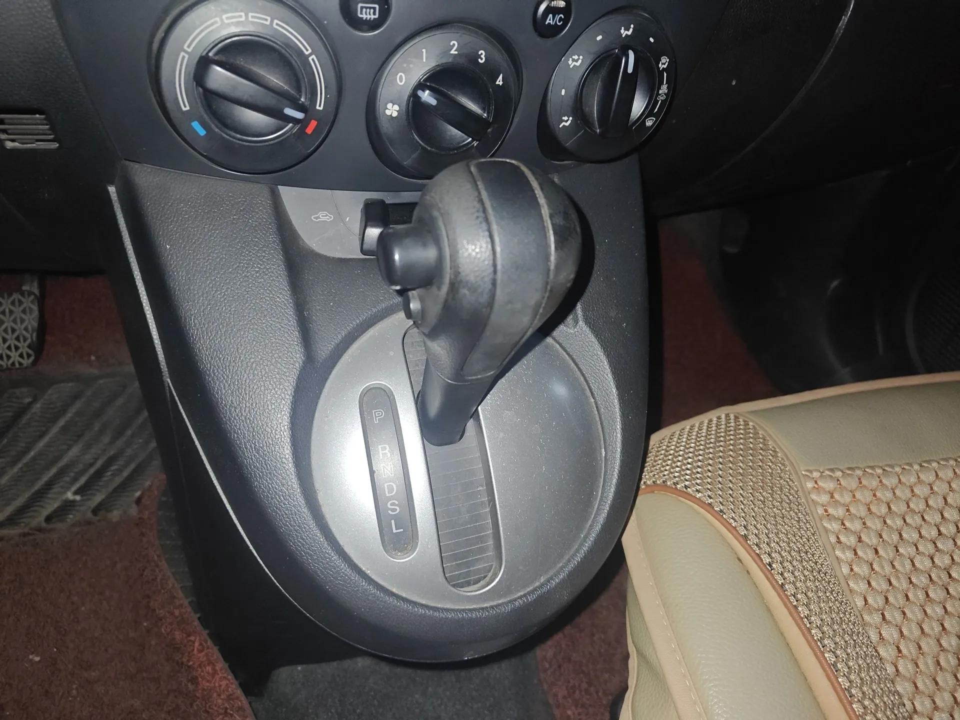 Mazda 2 2012 Hatchback Xuan Dong 1.3L Automatic Standard Edition — миниатюра 15