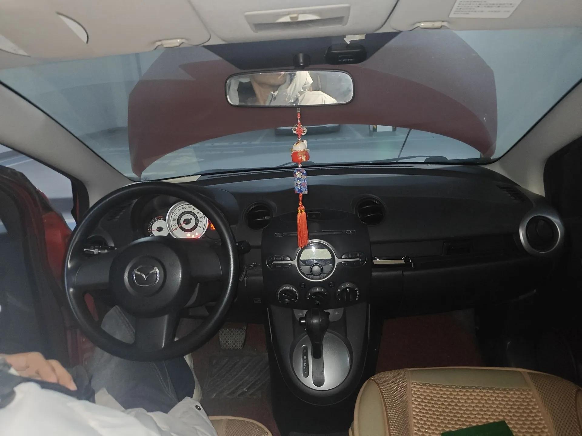 Mazda 2 2012 Hatchback Xuan Dong 1.3L Automatic Standard Edition — миниатюра 10