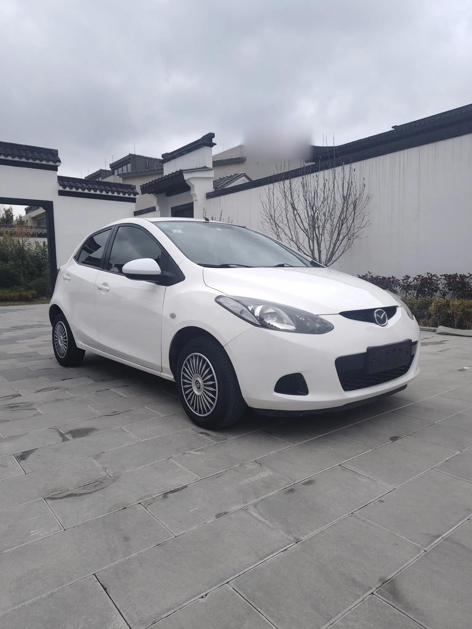Mazda 2 2012 Hatchback Xuan Dong 1.3L Automatic Standard Edition — миниатюра 2