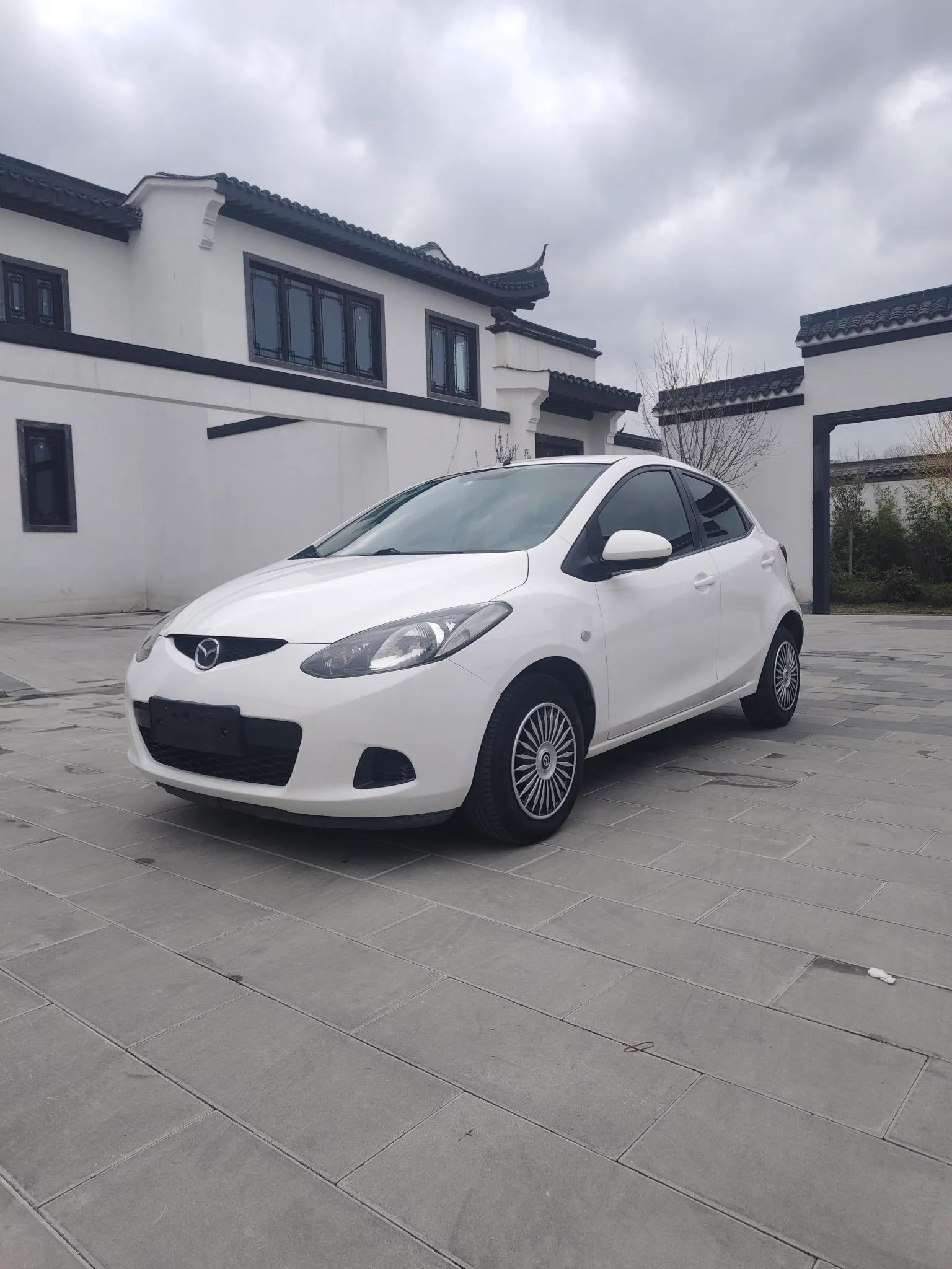 Mazda 2 2012 Hatchback Xuan Dong 1.3L Automatic Standard Edition — миниатюра 3