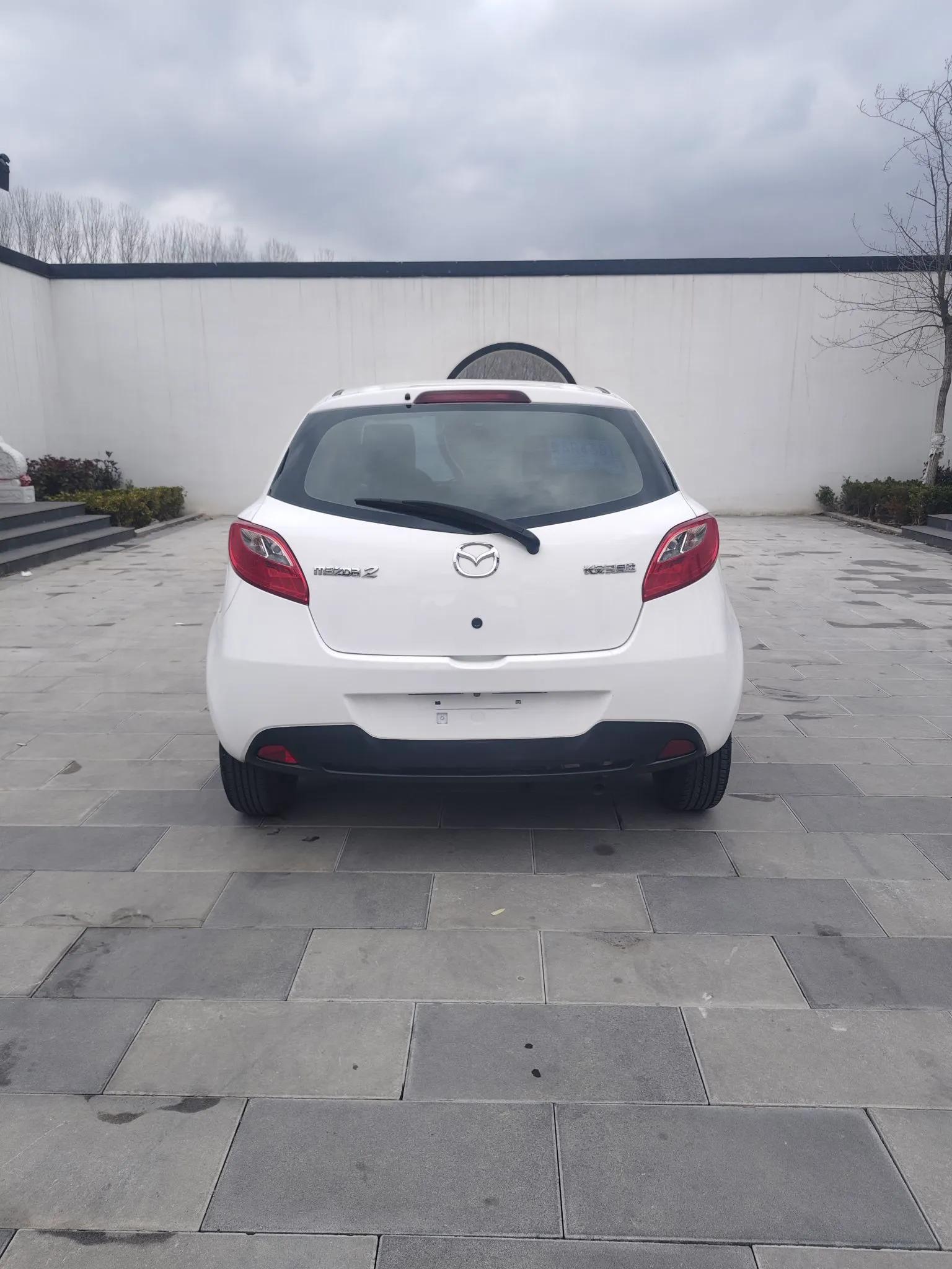 Mazda 2 2012 Hatchback Xuan Dong 1.3L Automatic Standard Edition — миниатюра 6