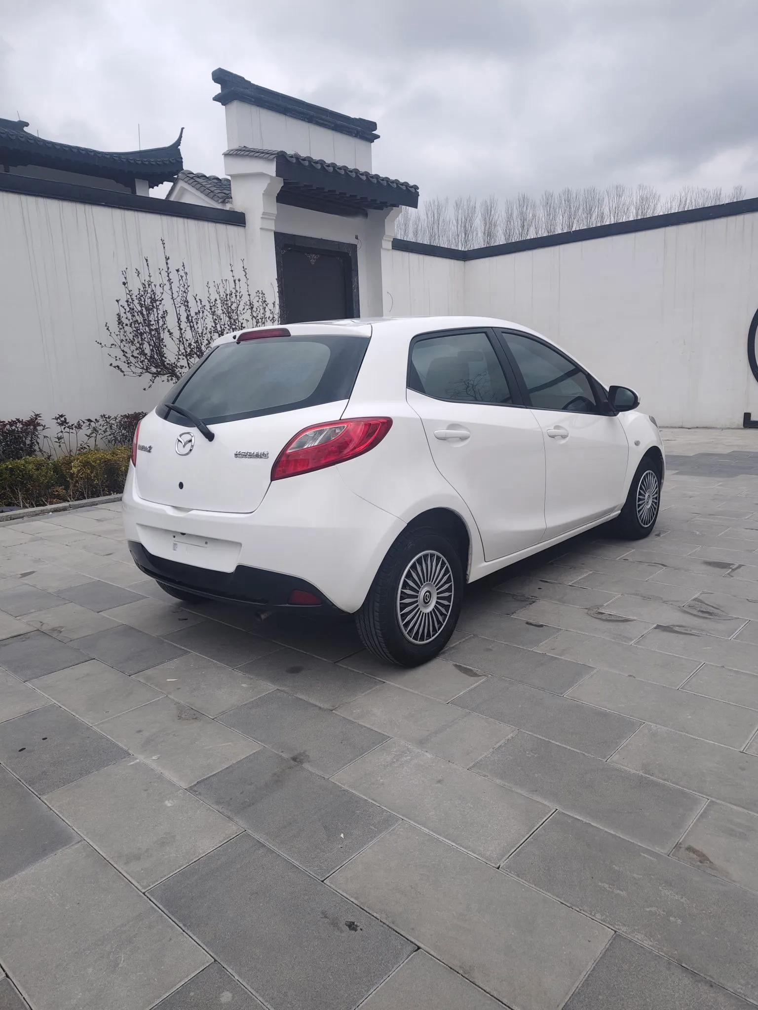 Mazda 2 2012 Hatchback Xuan Dong 1.3L Automatic Standard Edition — миниатюра 8