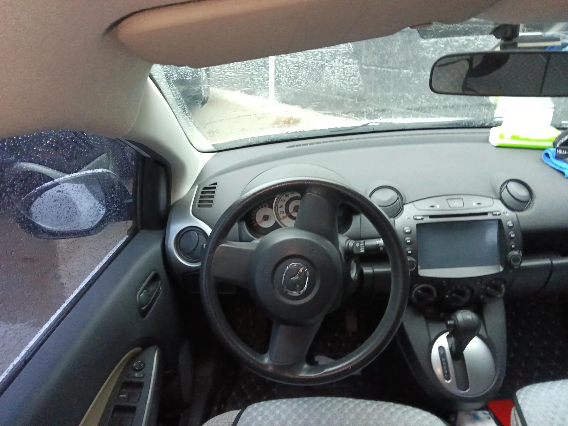 Mazda 2 2012 Hatchback Xuan Dong 1.3L Automatic Standard Edition — миниатюра 9