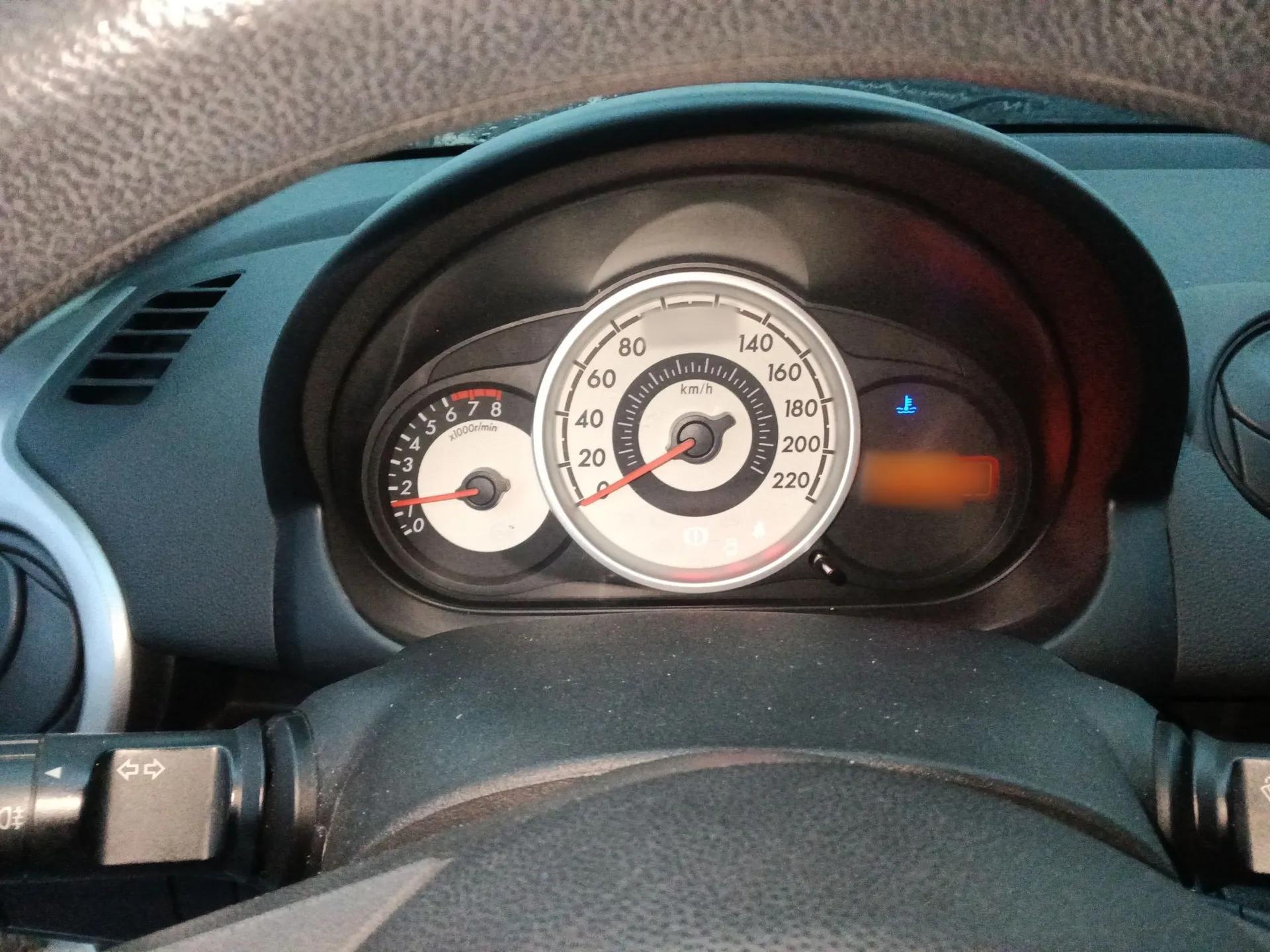 Mazda 2 2012 Hatchback Xuan Dong 1.3L Automatic Standard Edition — миниатюра 10