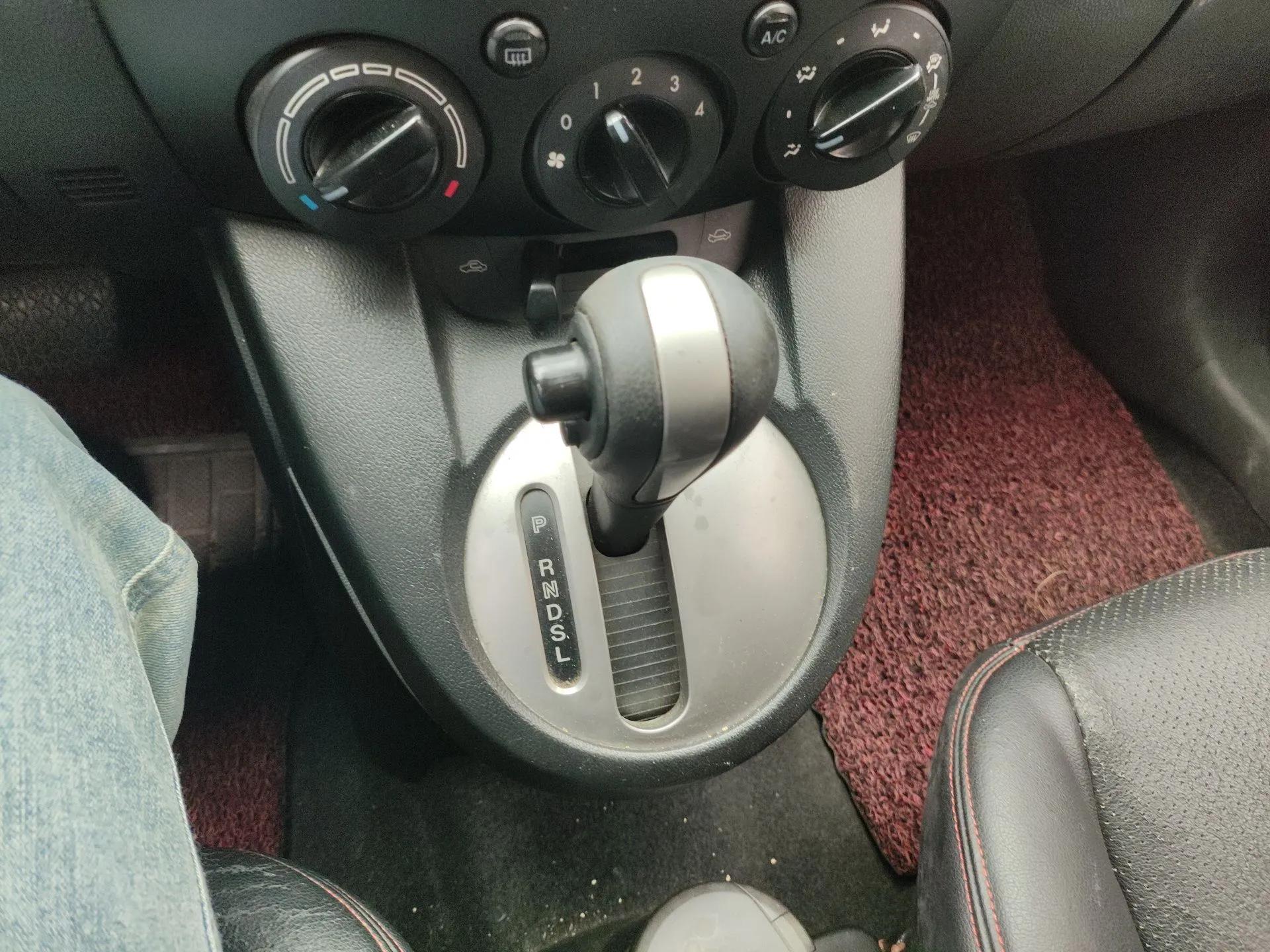 Mazda 2 2011 XuanDong 1.5L Automatic Value Edition — миниатюра 15