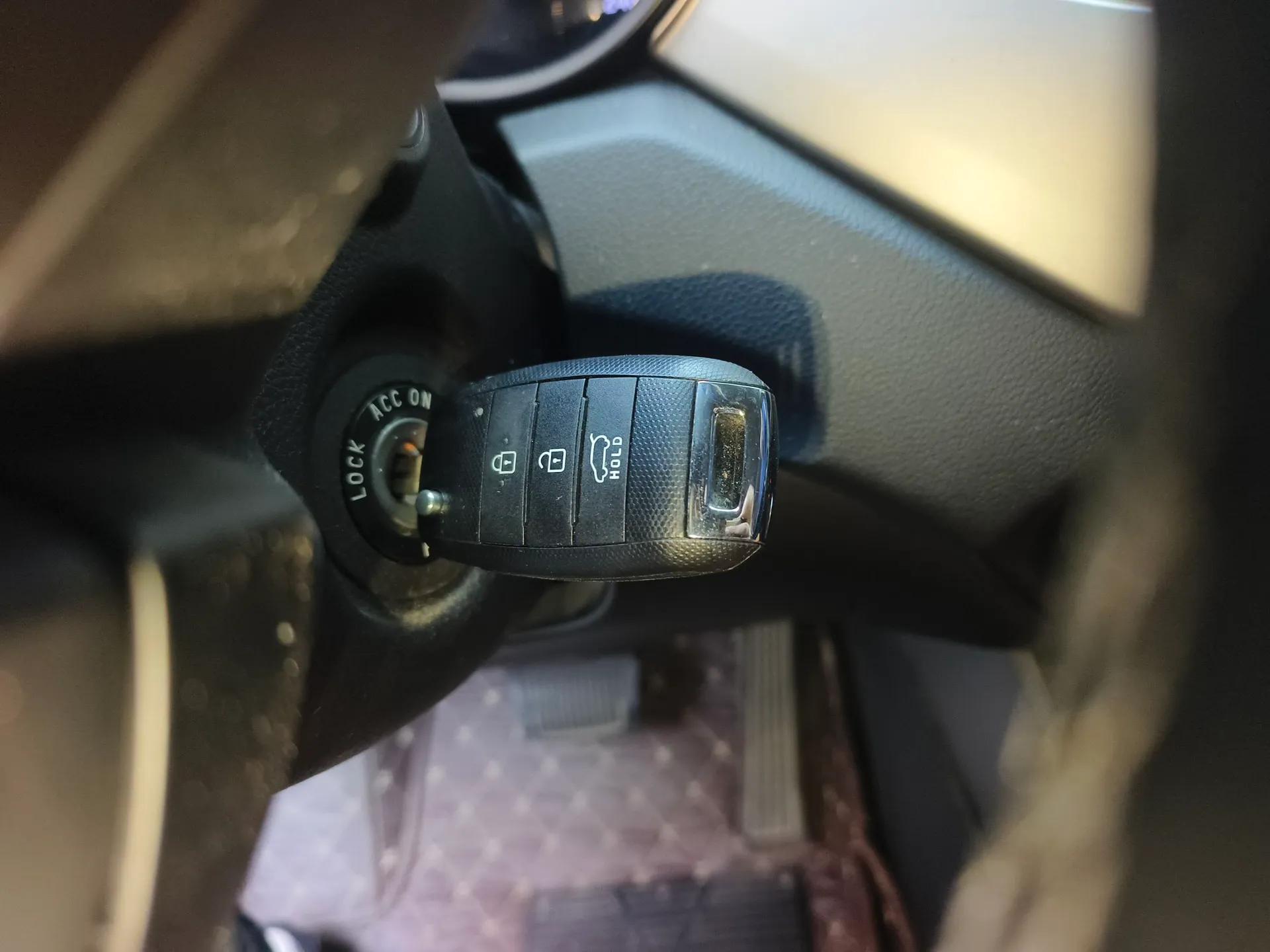 Kia Carens 2013 2.0L 7-Seater Automatic Standard Version China IV Standard — миниатюра 17