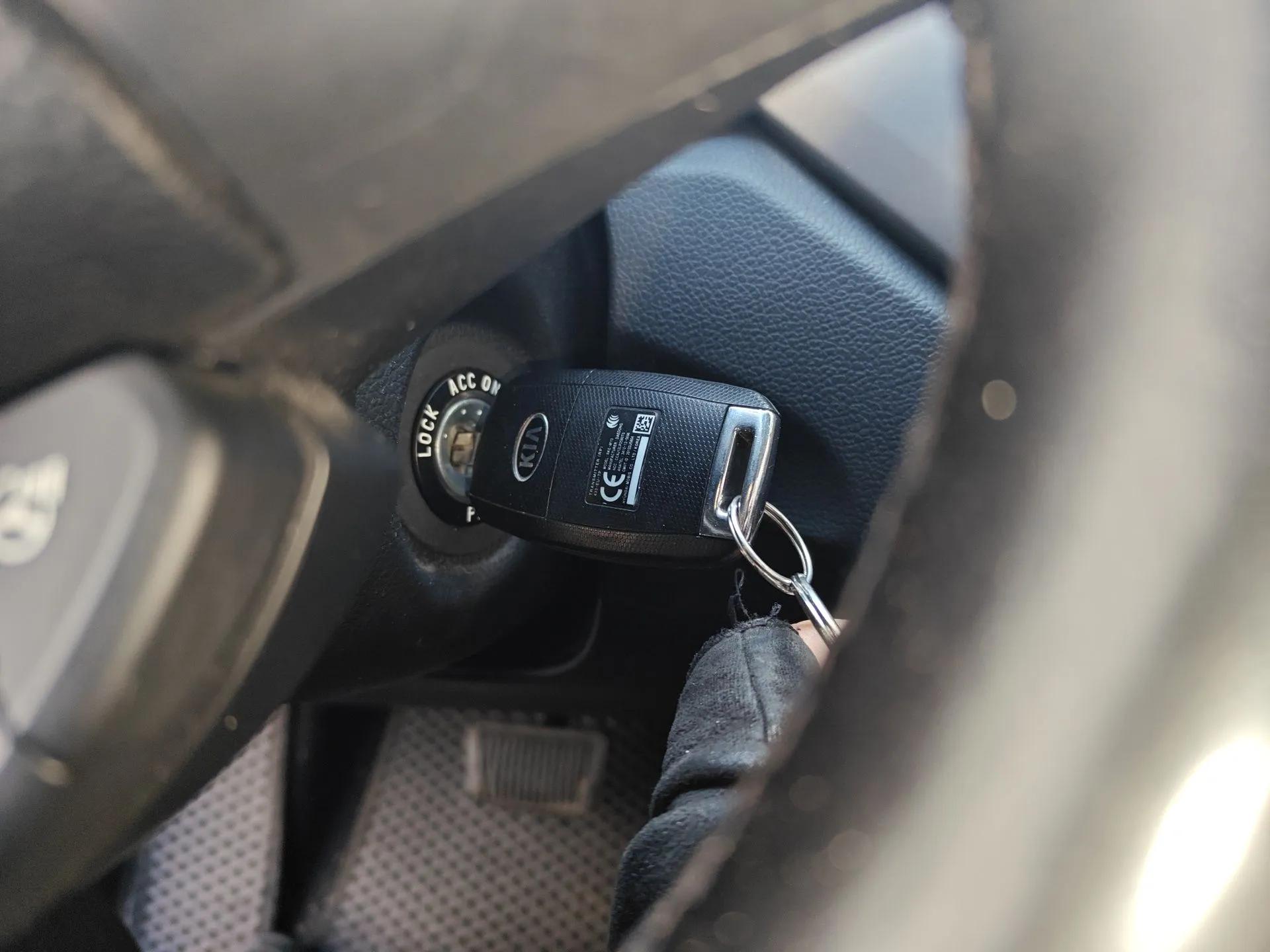 Kia Carens 2013 2.0L 7-Seater Automatic Comfort Edition China V Standard — миниатюра 9