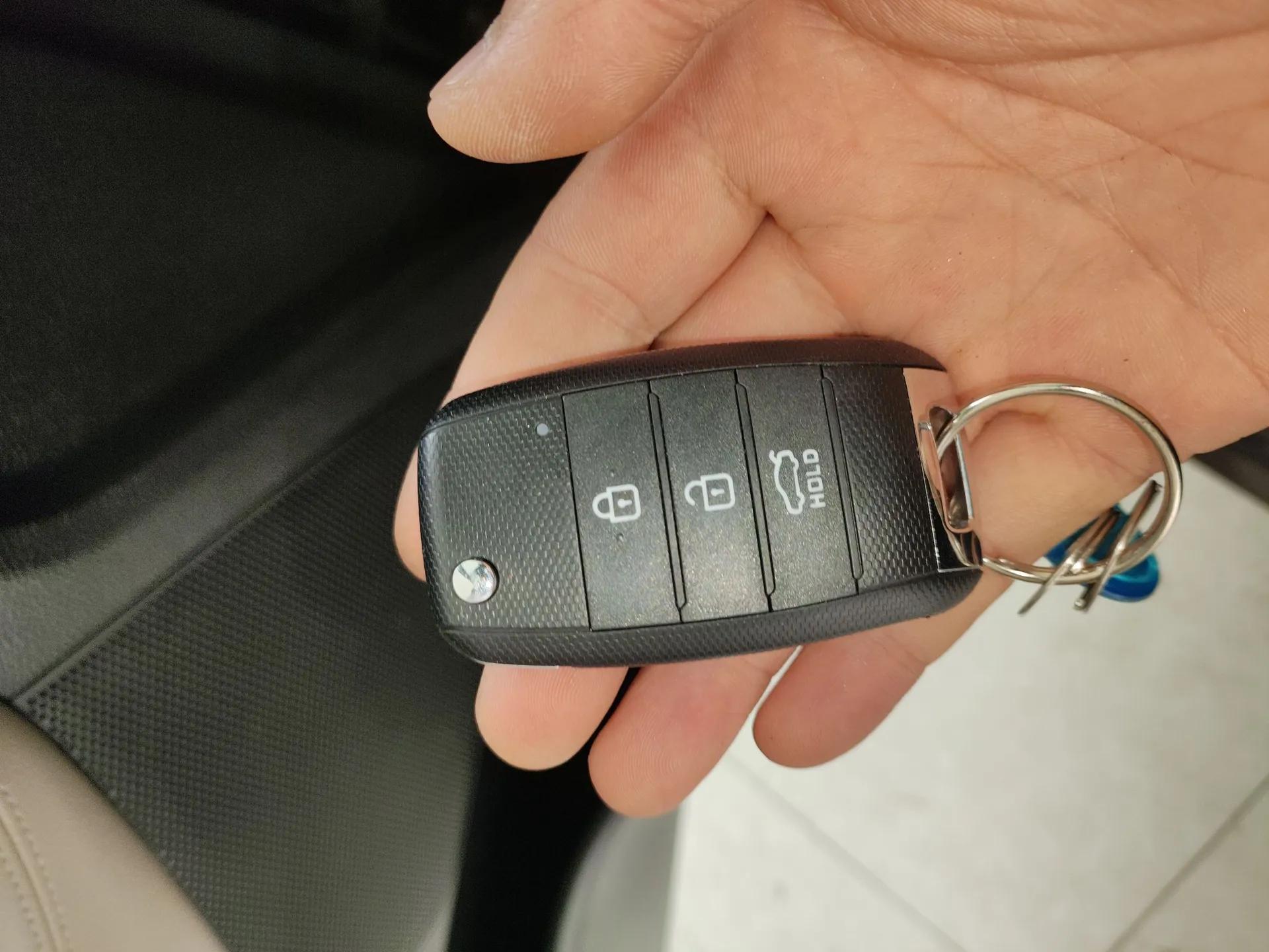 Kia Carens 2013 2.0L 7-Seater Automatic Comfort Edition China IV Standard — миниатюра 22
