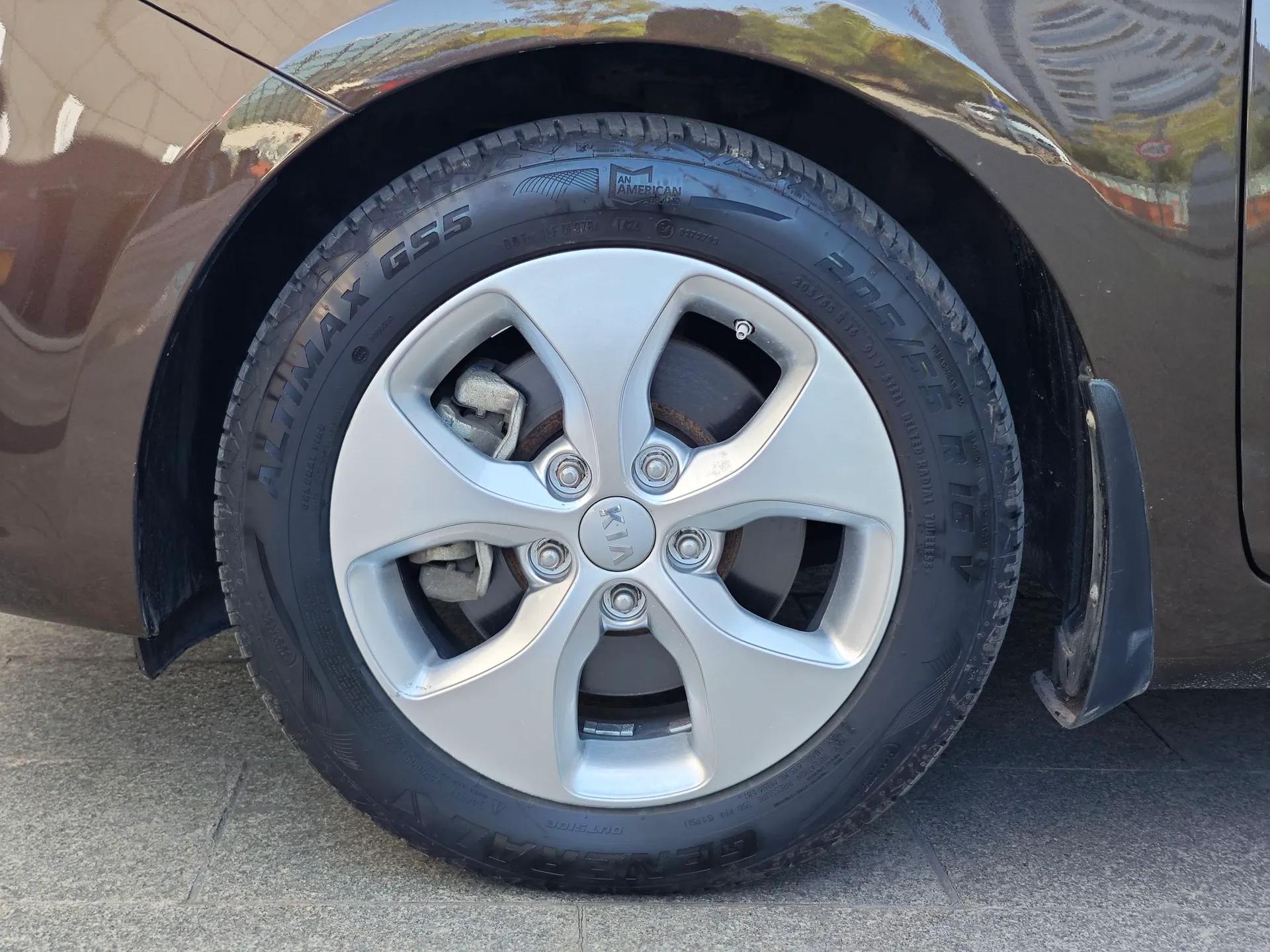 Kia Carens 2013 2.0L 7-Seater Automatic Standard Version China V Standard — миниатюра 19