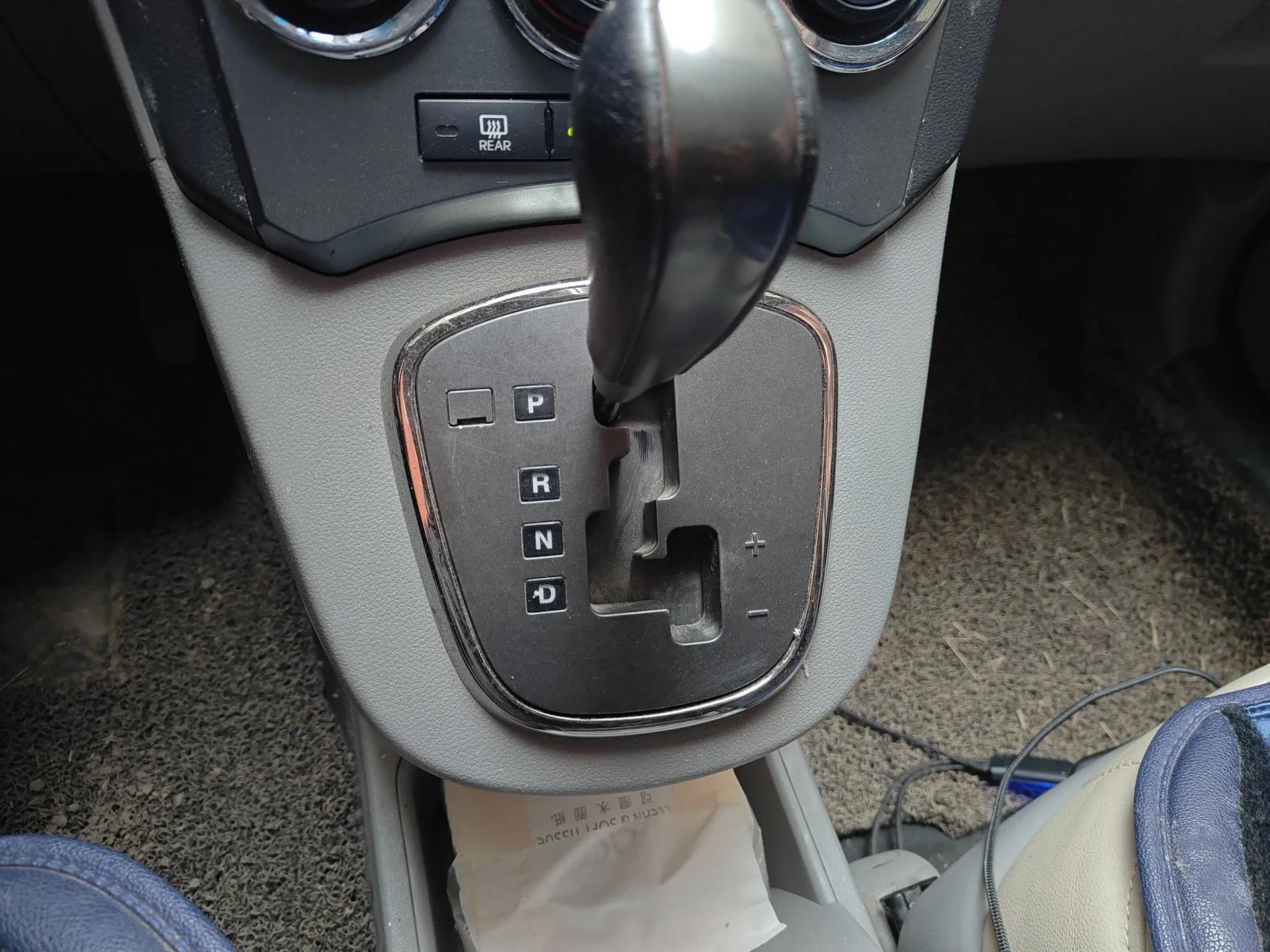 Kia Carens 2011 2.0L 7-Seater Automatic Standard Edition — миниатюра 15